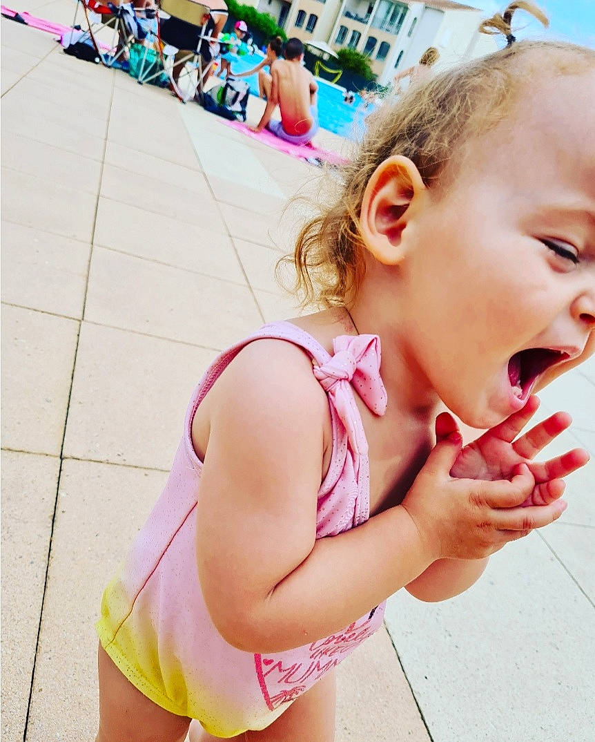 Zoelyna participe au concours pour gagner de l'argent avec cette photo : baby_toddler_clothing, beauty, cool, finger, fun, gesture, happy, leisure, lip, mouth, neck, person, photograph, pink, shoulder, skin, summer, tableware, thigh, toddler