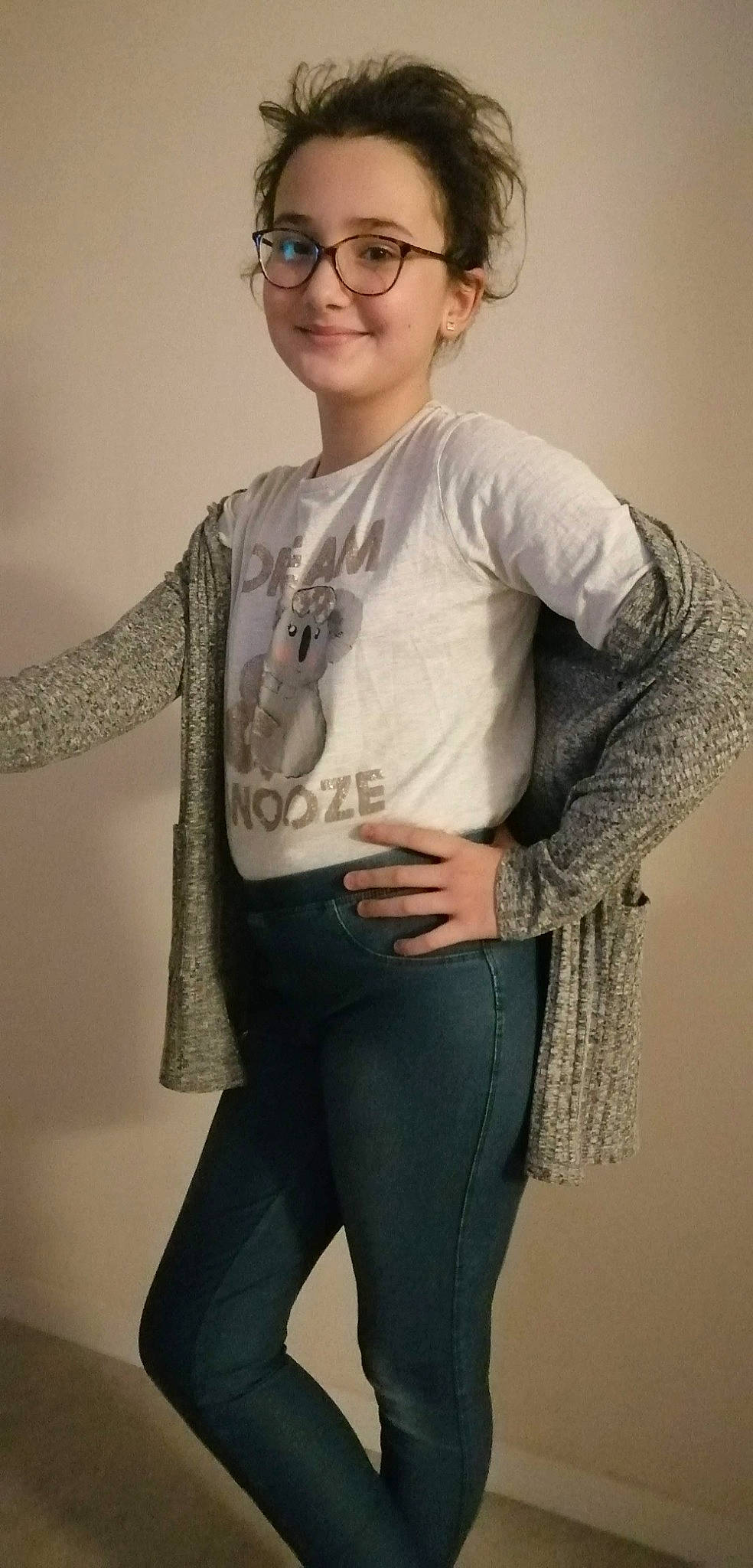 Léna a rejoint le concours — aidez-le/la à gagner de superbes lots ! arm, eyewear, face, gesture, glasses, grey, hairstyle, hand, human_body, joint, joy, neck, outerwear, person, shoulder, sleeve, smile, textile, thigh, vision_care