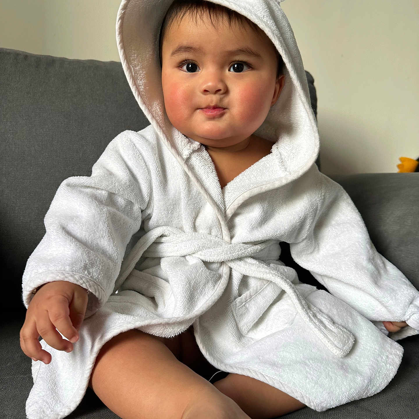 Mael participe au concours pour gagner de l'argent avec cette photo : baby, casual, child, chubby_cheeks, comfortable, couch, cute, expression, face, foot, hand, hooded_robe, indoor, looking_at_camera, plush, portrait, sitting, soft_texture, white_clothing, young_child