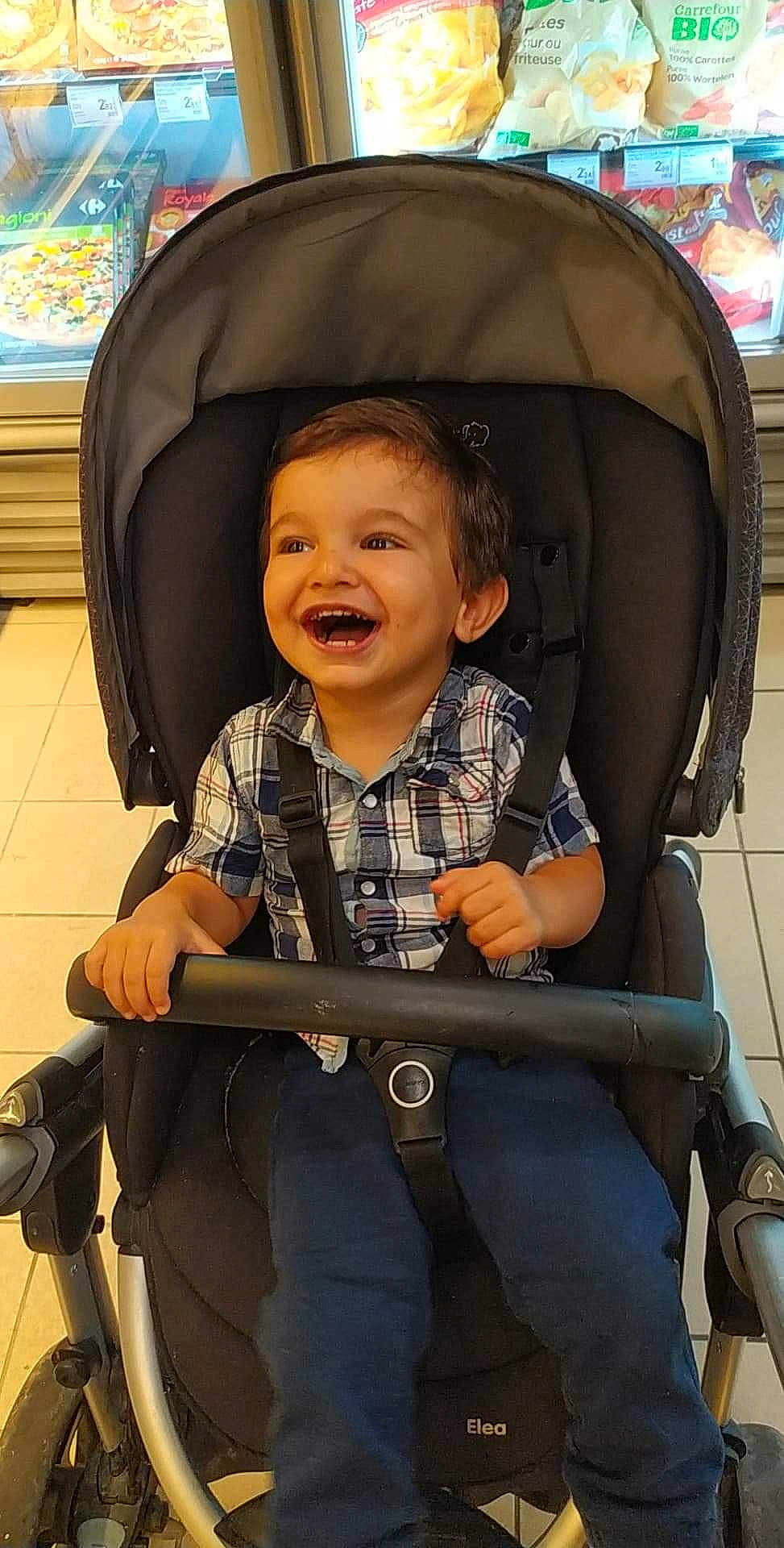 Louis participe au concours pour gagner de l'argent avec cette photo : baby, baby_carriage, baby_products, blue, comfort, cool, eye, fun, happy, head, human_body, joy, leisure, mouth, organ, outerwear, person, product, skin, smile