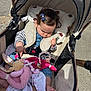 Alba a rejoint le concours — aidez-le/la à gagner de superbes lots ! baby, stroller, blanket, plush_toy, bow, child, outdoor, sunlight, nap, comfort, cute, foot, clothing, toy, fabric, seatbelt, pavement, relaxation, infant, portrait