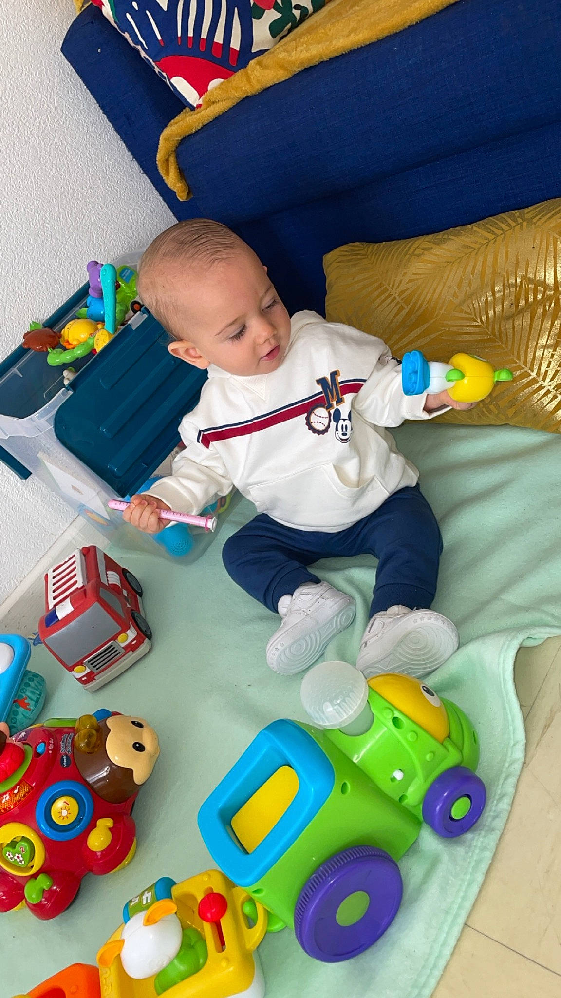 Warren participe au concours pour gagner de l'argent avec cette photo : baby, baby_playing_with_toys, baby_products, baby_toddler_clothing, baby_toys, blue, child, comfort, fun, motor_vehicle, person, plastic, play, product, riding_toy, toddler, toy, toy_vehicle, vehicle, wheel