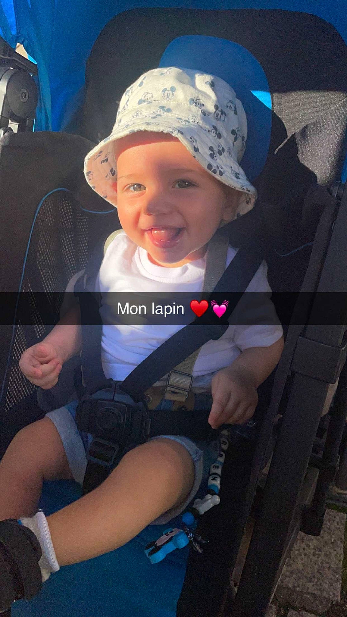 Warren participe au concours pour gagner de l'argent avec cette photo : auto_part, baby, baby_carriage, baby_products, baseball_cap, blue, cap, car_seat, child, electric_blue, family_car, fashion_accessory, fun, happy, hat, headwear, joy, lap, person, product