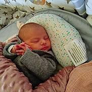 Romy participe au concours pour gagner de l'argent avec cette photo : newborn, baby, sleeping, blanket, pillow, cozy, infant, soft, bedding, star_pattern, clothing, rest, peaceful, indoors, cute, child, portrait, warm, comfort, nursery