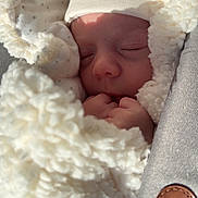 Noah participe au concours pour gagner de l'argent avec cette photo : baby, newborn, sleeping, blanket, hat, infant, cozy, soft_texture, plush, fingers, closed_eyes, portrait, closeup, nap, swaddle, sunlight, button, fabric, peaceful, cuddly