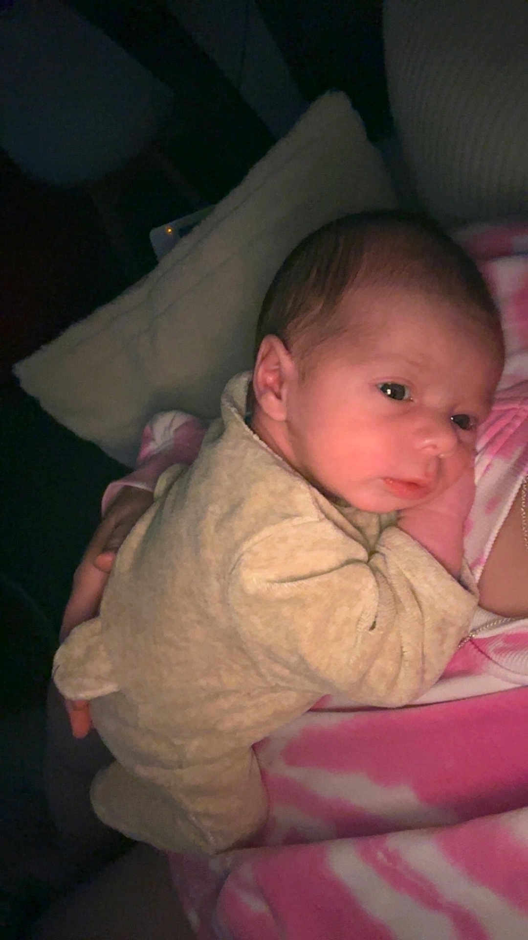 Noah a rejoint le concours — aidez-le/la à gagner de superbes lots ! baby, newborn, infant, onesie, blanket, pillow, portrait, closeup, sleepy, cozy, human, arm, cheek, face, indoor, night, soft_texture, pink, holding, skin