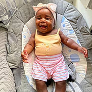 Marion a rejoint le concours — aidez-le/la à gagner de superbes lots ! baby, smiling, headband, pink_bow, baby_seat, cushion, pastel_colors, window_light, infant, clothing, shorts, tank_top, happy, indoors, child, skin, face, hands, legs, portrait