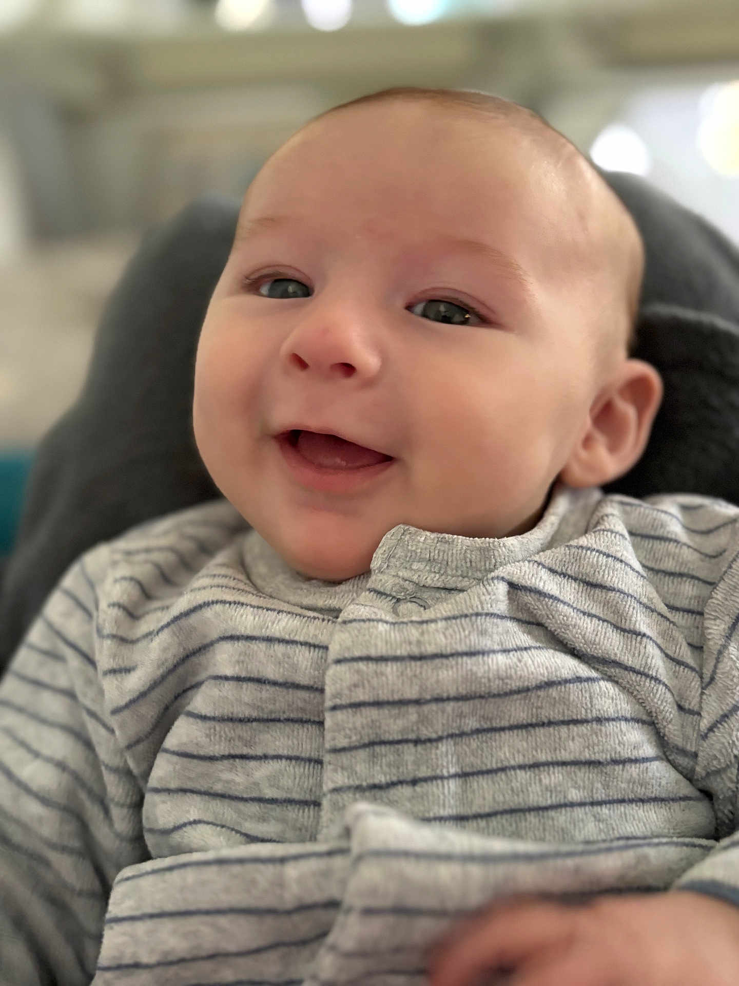 Lysio a rejoint le concours — aidez-le/la à gagner de superbes lots ! baby, baby_clothes, child, close_up, cute, expression, eyes, face, hand, happy, head, indoors, infant, person, portrait, skin, smiling, soft_focus, striped_clothing, young_child