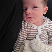 Hayden a rejoint le concours — aidez-le/la à gagner de superbes lots ! baby, newborn, sleepy, striped_clothing, blanket, knitted, pom_poms, infant, face, portrait, cozy, cute, soft, resting, child, hand, fabric, warm, indoors, person