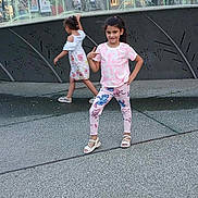 Sofia a rejoint le concours — aidez-le/la à gagner de superbes lots ! child, girl, posing, walking, fountain, urban, sidewalk, outdoor, playful, smiling, casual_clothing, sandals, daytime, people, background, public_space, building, glass, reflection, street