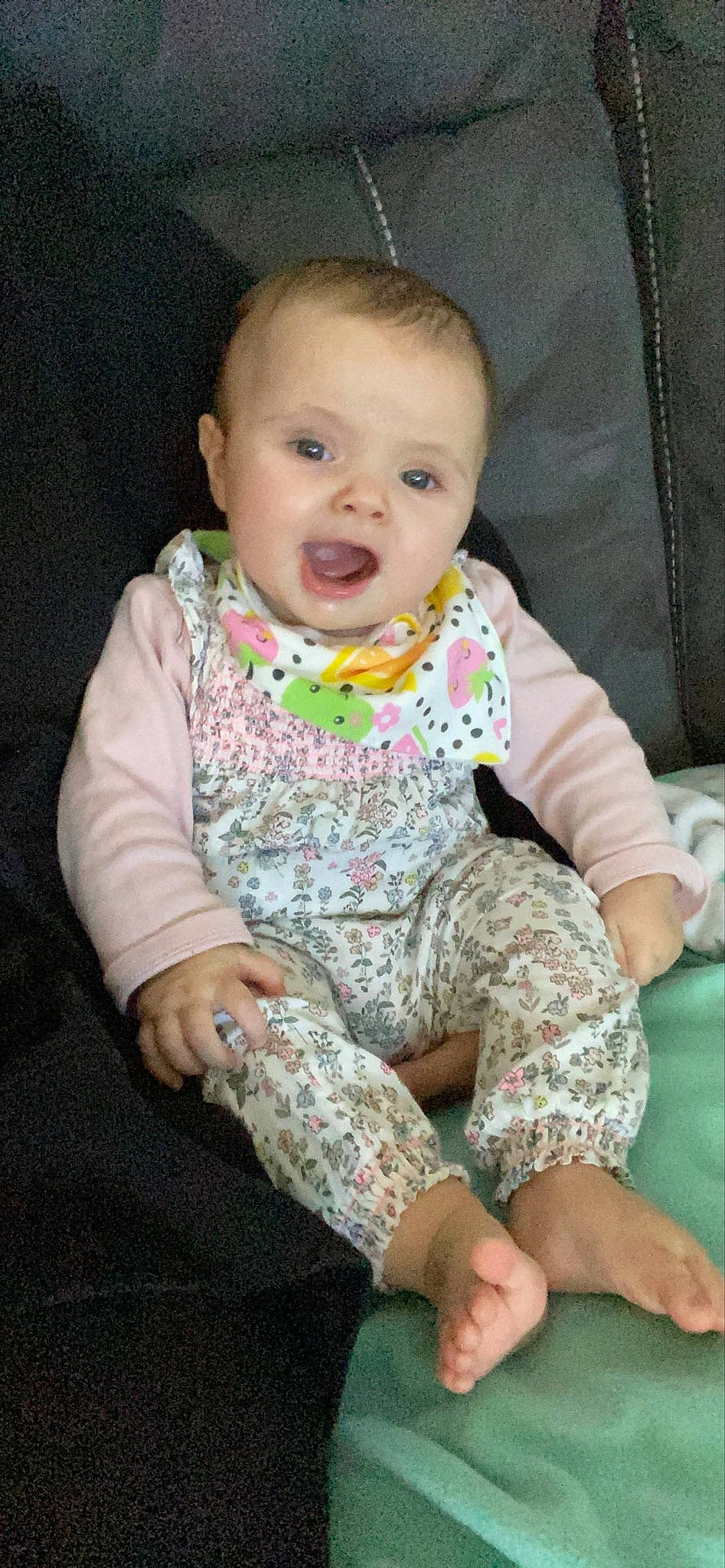 Kahina a rejoint le concours — aidez-le/la à gagner de superbes lots ! baby, baby_toddler_clothing, cheek, child, comfort, finger, flooring, fun, leg, linens, lip, pattern, person, pink, product, sitting, skin, sleeve, textile, thigh