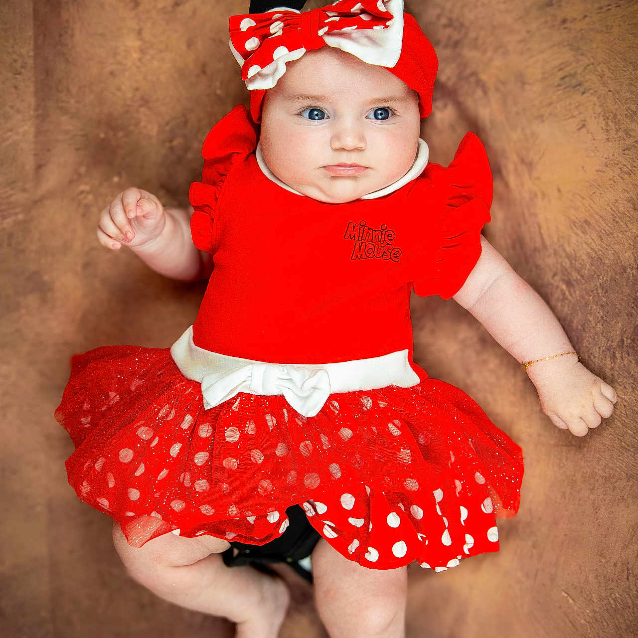 Anaé participe au concours pour gagner de l'argent avec cette photo : baby, bodypart, bonnet, cap, clothing, costume, dress, face, finger, hand, hardwood, hat, head, hood, newborn, person, photography, portrait, skirt, wood