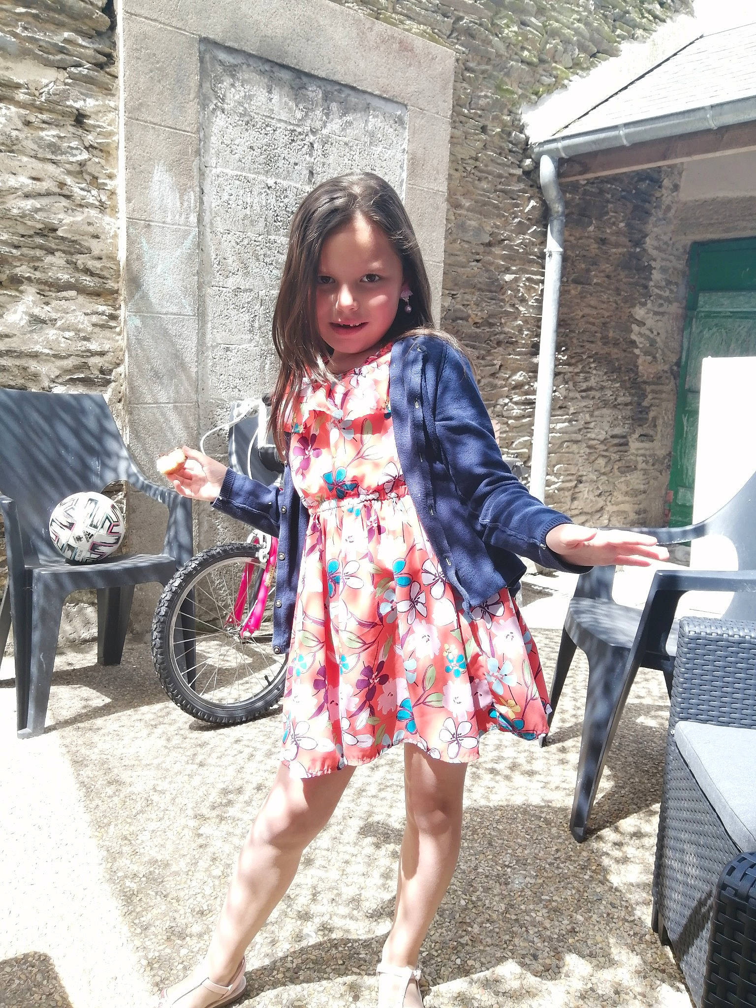 Eloise a rejoint le concours — aidez-le/la à gagner de superbes lots ! dress, electric_blue, eyewear, fashion_design, foot, formal_wear, fun, human_leg, joy, leisure, magenta, pattern, person, road, sandal, sleeve, standing, street, textile, tire