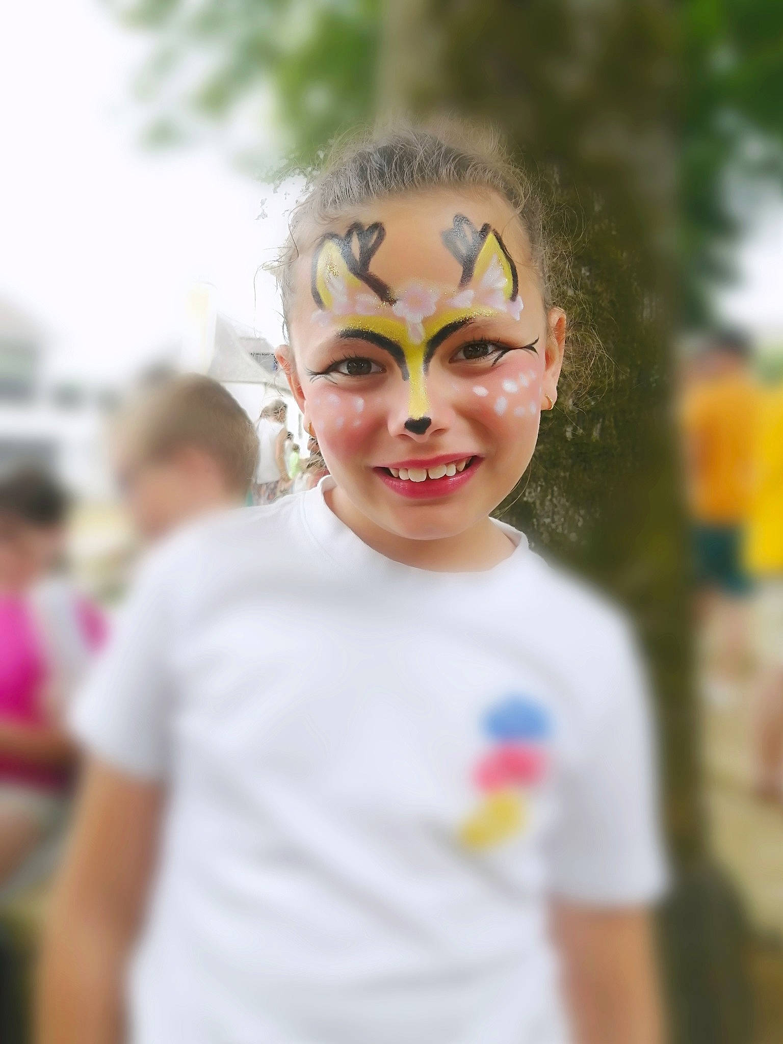 Eloise participe au concours pour gagner de l'argent avec cette photo : child, costume, entertainment, event, eyelash, eyewear, festival, fun, happy, headgear, joy, laugh, leisure, mask, performing_arts, person, personal_protective_equipment, public_event, recreation, smile