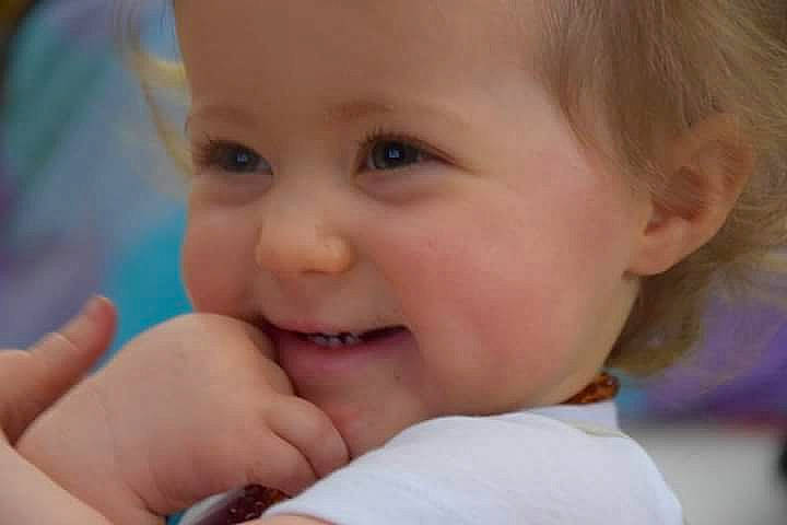 Ileana a rejoint le concours — aidez-le/la à gagner de superbes lots ! baby, baby_making_funny_faces, blond, cheek, child, chin, close_up, eye, face, facial_expression, finger, hand, head, iris, joy, lip, mouth, nose, person, skin