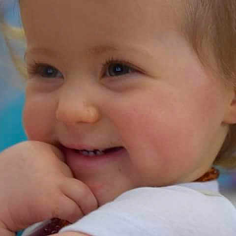Ileana a rejoint le concours — aidez-le/la à gagner de superbes lots ! baby, baby_making_funny_faces, blond, cheek, child, chin, close_up, eye, face, facial_expression, finger, hand, head, iris, joy, lip, mouth, nose, person, skin