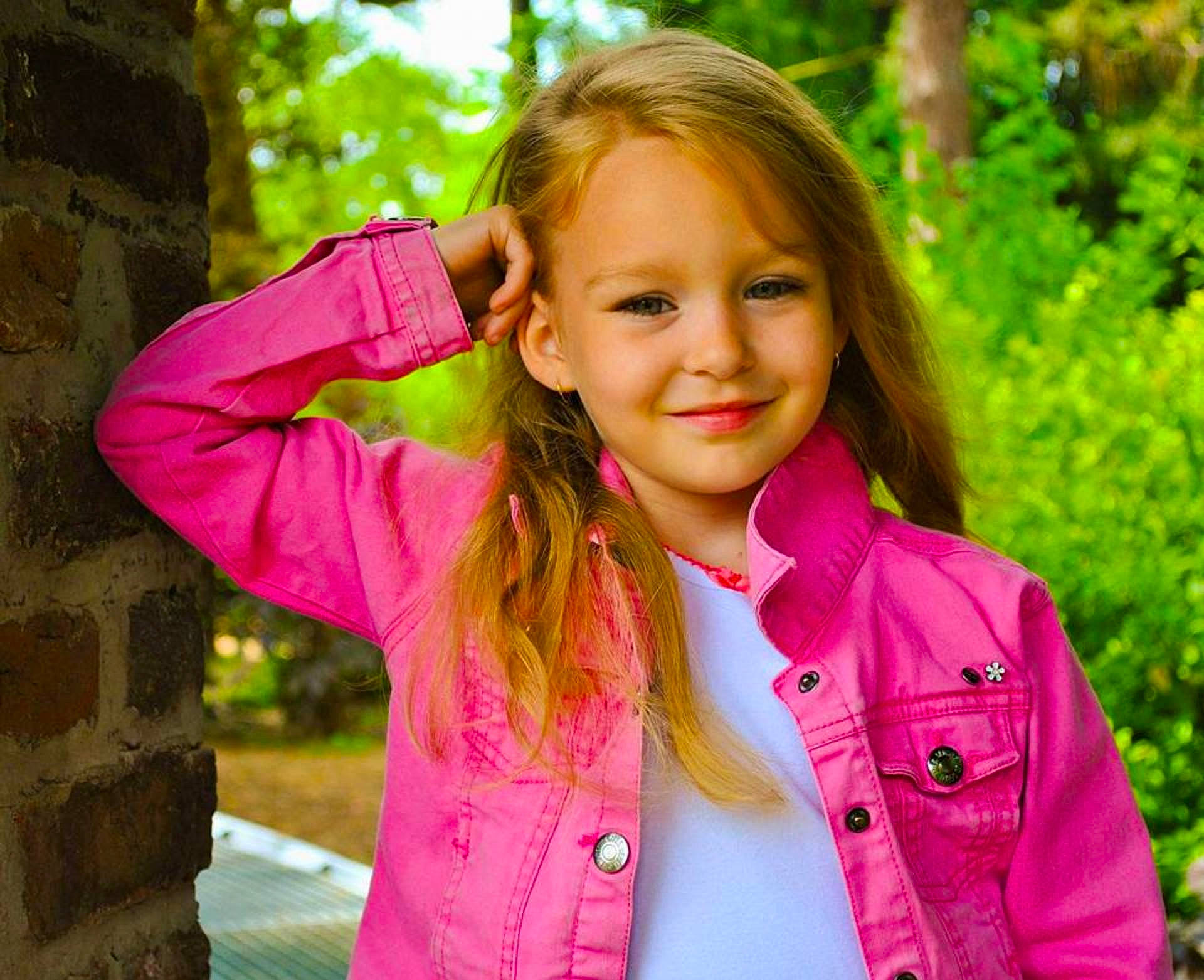 Gladys participe au concours pour gagner de l'argent avec cette photo : beauty, child, clothing, color, facial_expression, girl, head, joy, lady, model, people, person, photography, pink, portrait, portrait_photography, skin, smile, spring, toddler