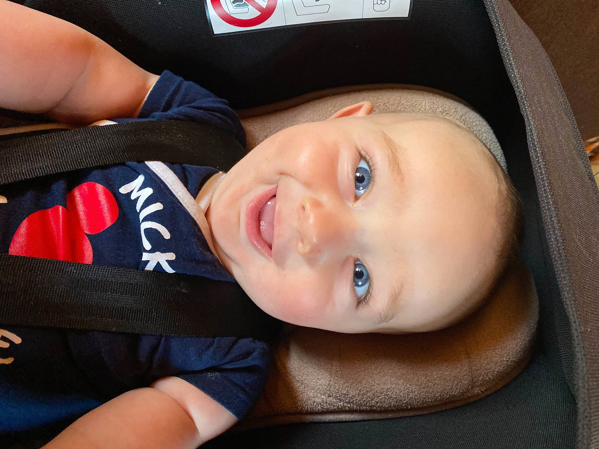 Senna a rejoint le concours — aidez-le/la à gagner de superbes lots ! baby, beauty, cheek, child, chin, cool, eye, eyebrow, eyelash, facial_expression, headgear, iris, joy, lip, mouth, nose, person, product, skin, sleeve