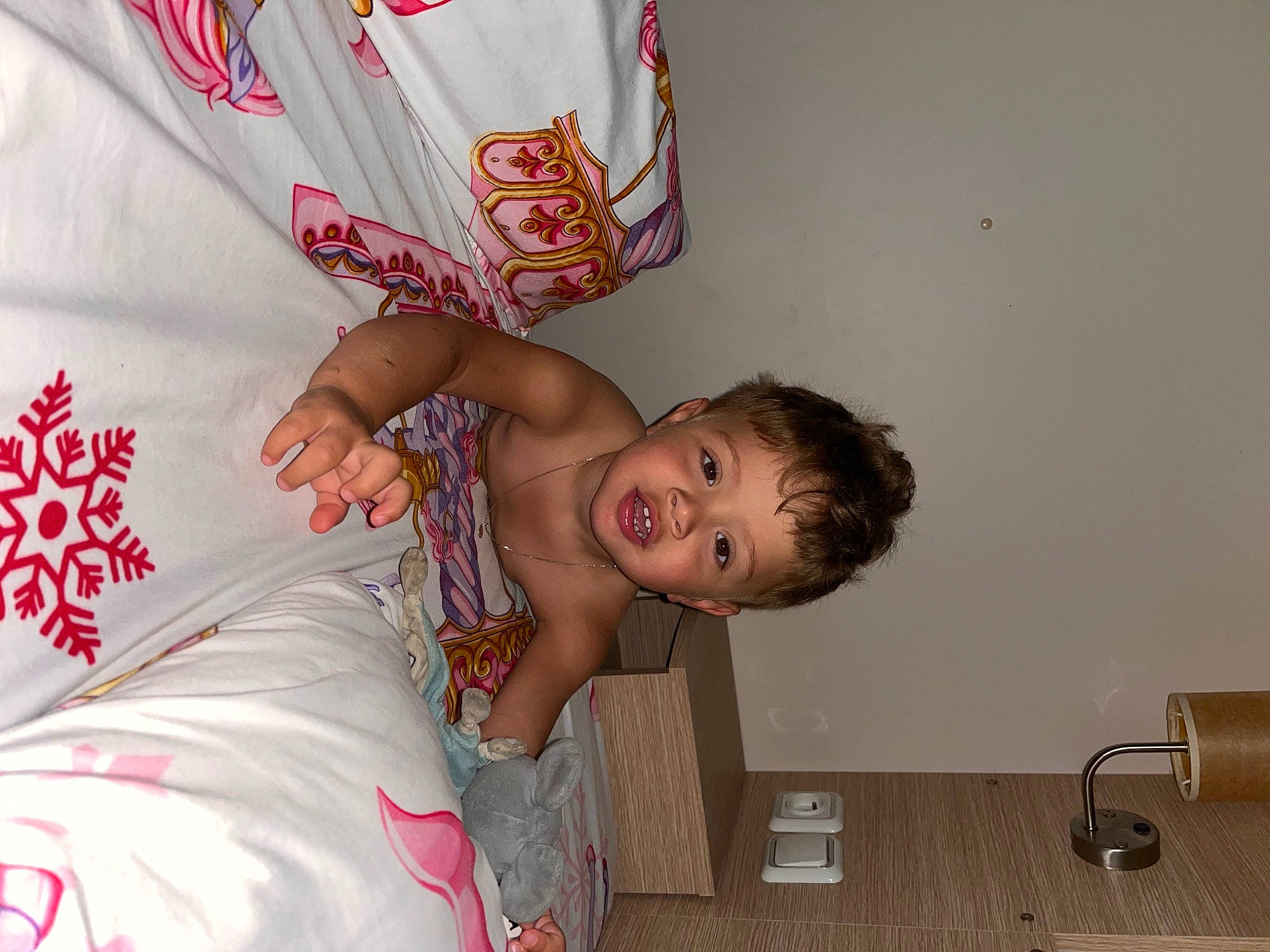 Aylan a rejoint le concours — aidez-le/la à gagner de superbes lots ! baby, baby_toddler_clothing, child, dress, event, fun, happy, linens, pattern, person, room, skin, sleeve, t_shirt, toddler