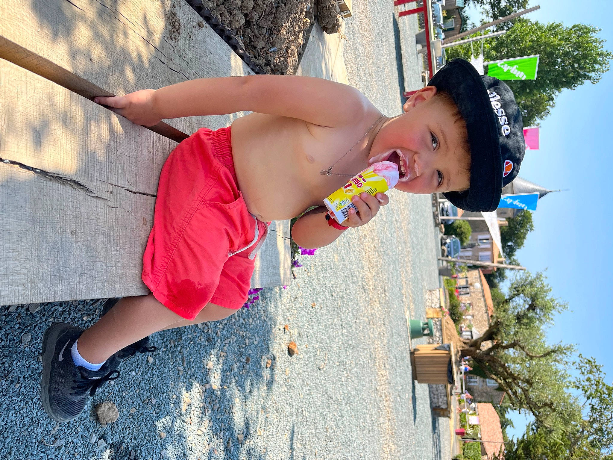 Aylan a rejoint le concours — aidez-le/la à gagner de superbes lots ! abdomen, barechested, blue, child, eyewear, fun, happy, headwear, human_leg, knee, leisure, person, sandal, sky, summer, thigh, toddler, tree, trunk, vacation