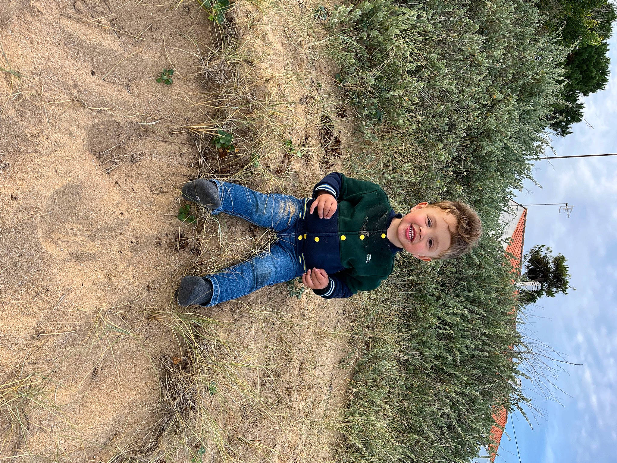 Aylan participe au concours pour gagner de l'argent avec cette photo : child, cloud, denim, fun, grass, happy, joy, landscape, leisure, people_in_nature, person, plant, recreation, shadow, sky, soil, toddler, tree, winter