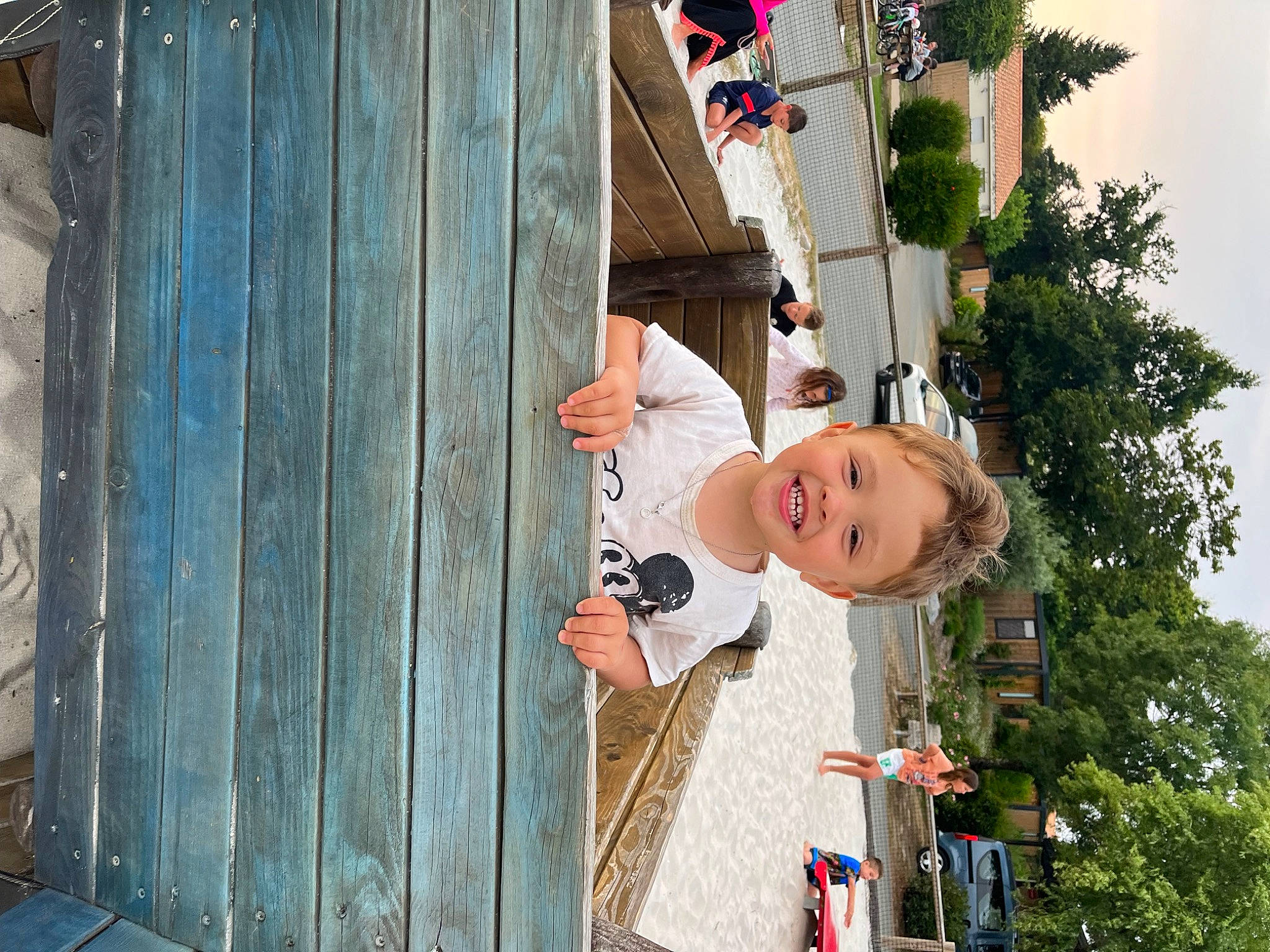 Aylan a rejoint le concours — aidez-le/la à gagner de superbes lots ! building, child, facade, fun, happy, house, joy, leisure, person, plant, sky, toddler, tree, vacation, window, wood