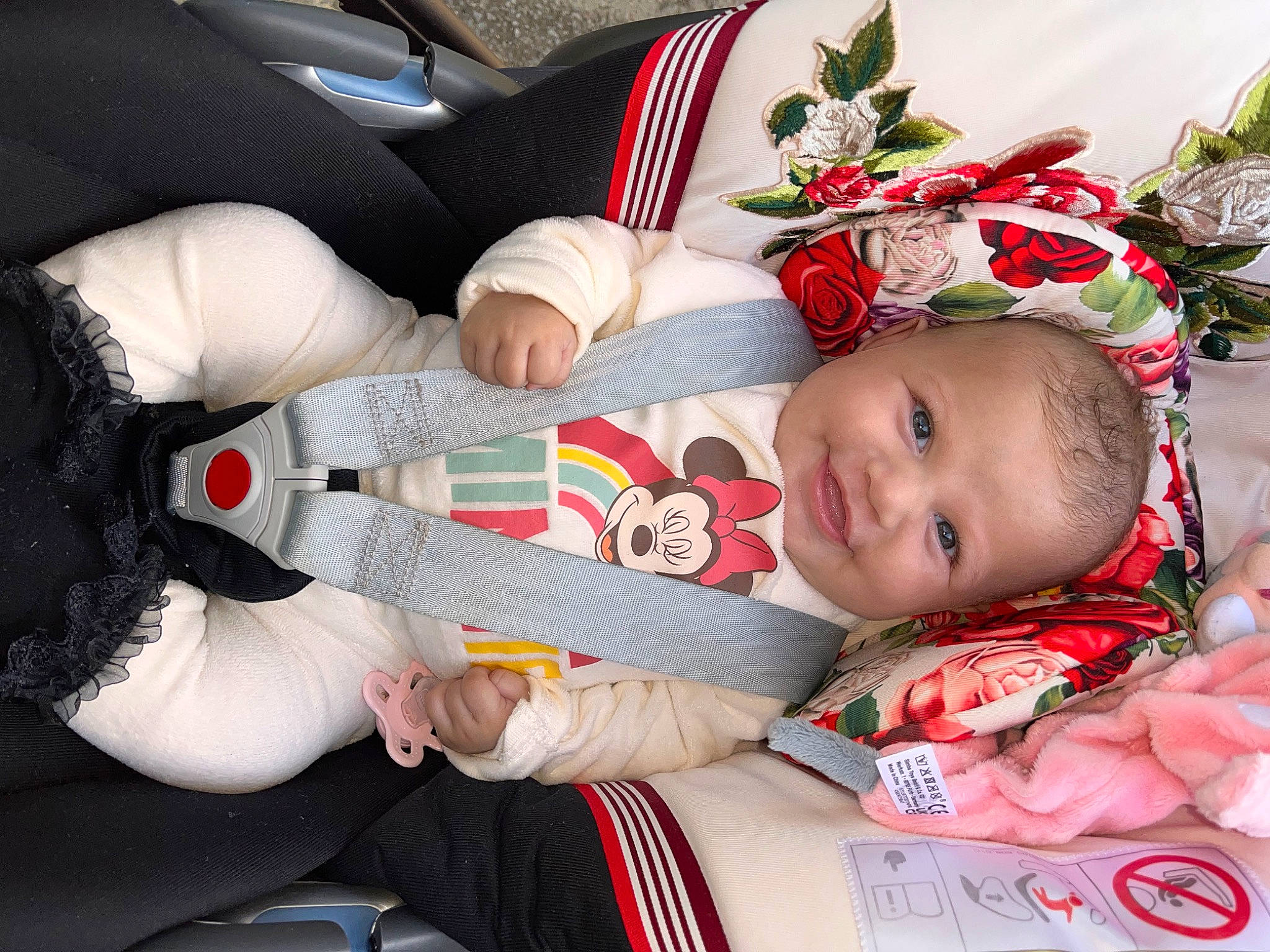 Souhayla participe au concours pour gagner de l'argent avec cette photo : baby, baby_products, baby_toddler_clothing, car_seat, carmine, child, christmas, christmas_eve, comfort, costume_hat, event, face, happy, holiday, lap, nail, person, sitting, smile, toddler