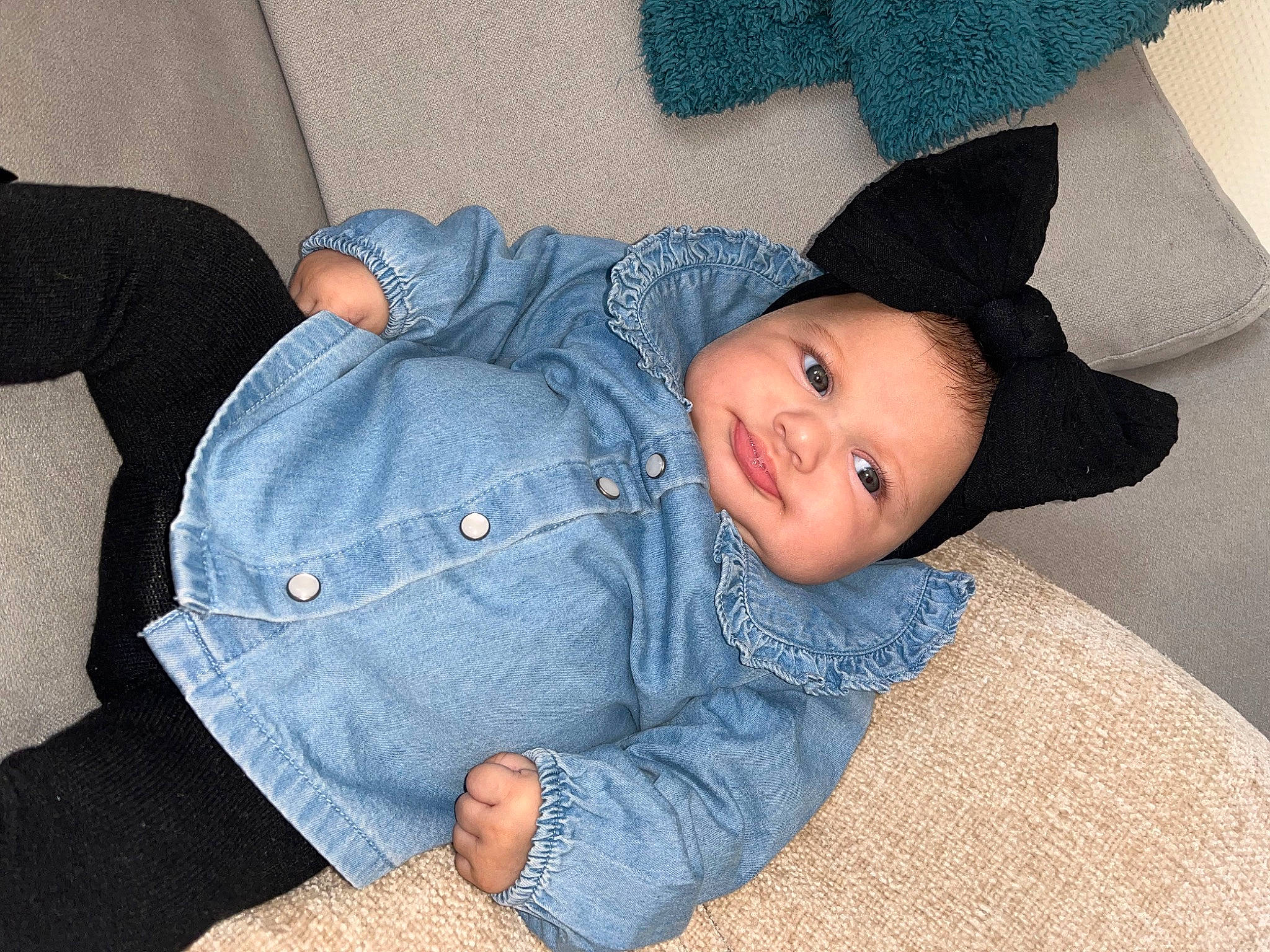 Souhayla a rejoint le concours — aidez-le/la à gagner de superbes lots ! baby, baby_toddler_clothing, blue, child, comfort, denim, electric_blue, grey, hat, linens, pattern, person, sitting, skin, sleeve, smile, toddler