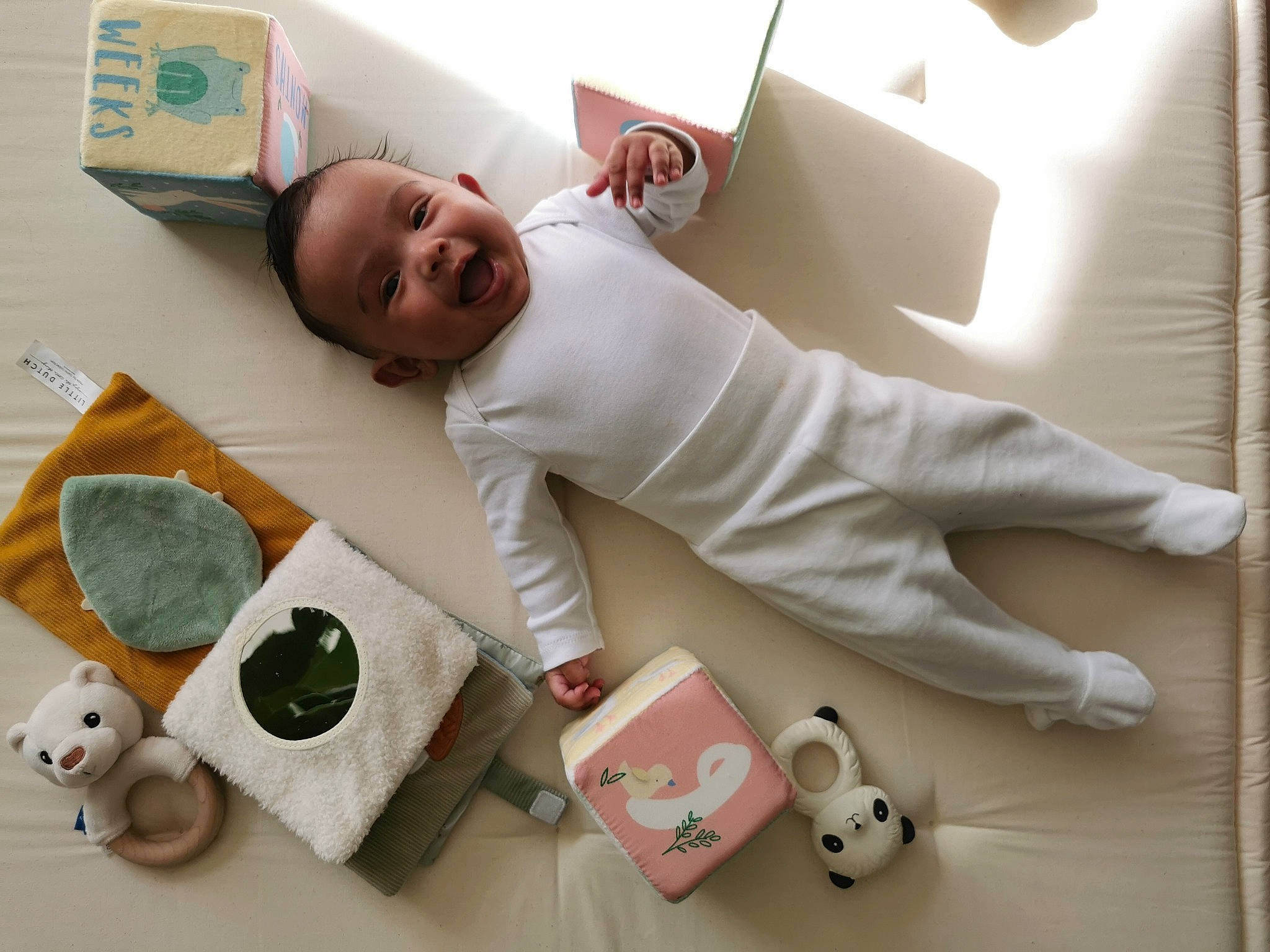 Diana a rejoint le concours — aidez-le/la à gagner de superbes lots ! bed, bedding, bedroom, child, comfort, comfort_food, dice, flooring, happy, linens, person, pillow, play, room, smile, stuffed_toy, throw_pillow, toddler, toy, white