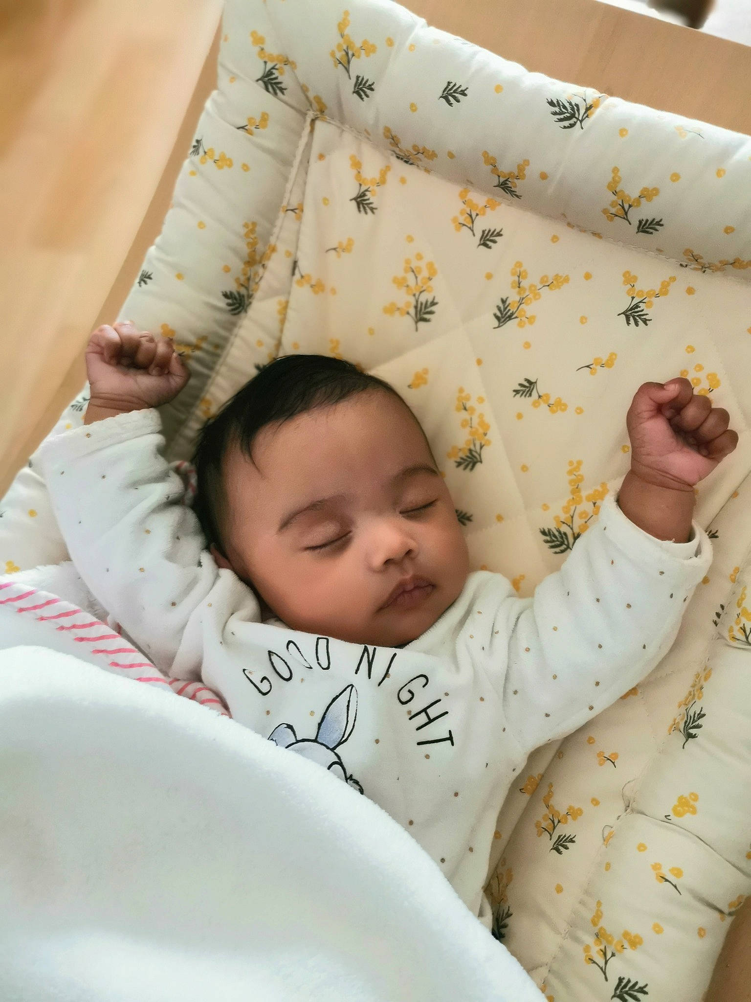 Diana a rejoint le concours — aidez-le/la à gagner de superbes lots ! baby, baby_sleeping, baby_toddler_clothing, bed_sheet, bedding, bedtime, child, comfort, finger, gesture, happy, linens, nap, pattern, person, room, skin, sleep, sleeve, textile