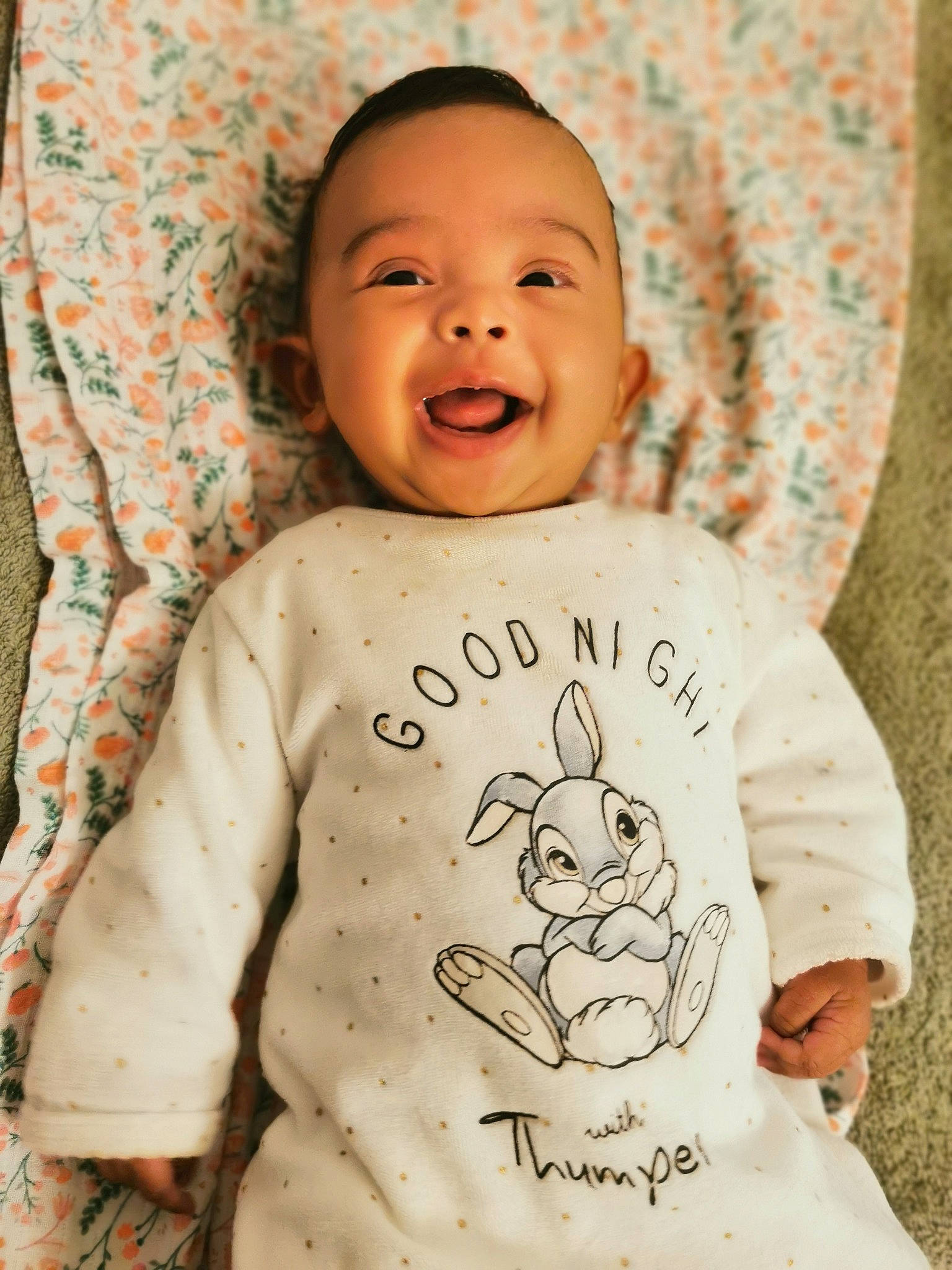 Diana participe au concours pour gagner de l'argent avec cette photo : baby_toddler_clothing, cheek, facial_expression, gesture, happy, head, human, human_body, neck, organ, outerwear, person, product, skin, sleeve, smile, standing, stomach, t_shirt, textile