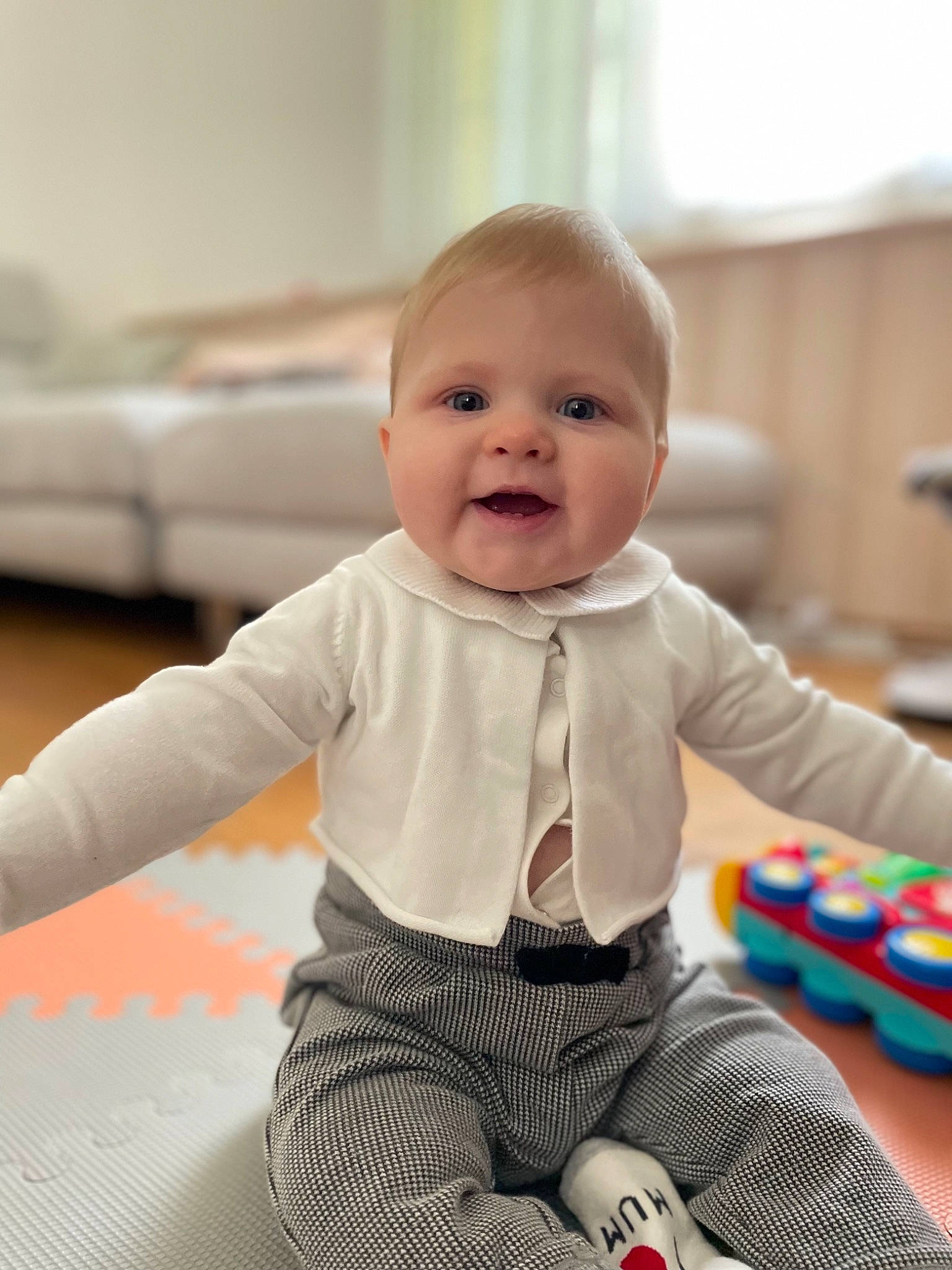 Margaux participe au concours pour gagner de l'argent avec cette photo : baby, baby_playing_with_toys, baby_toddler_clothing, cheek, child, comfort, eye, facial_expression, finger, floor, flooring, fun, happy, joint, person, skin, sleeve, smile, standing, toddler