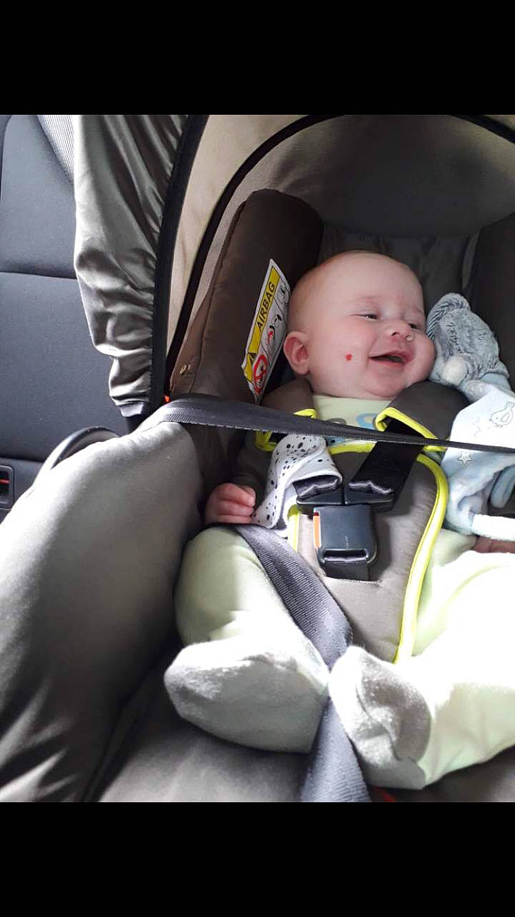 Djason participe au concours pour gagner de l'argent avec cette photo : baby, baby_carriage, baby_in_car_seat, baby_products, baby_safety, baby_sleeping, baby_toddler_clothing, car_seat, car_seat_cover, child, comfort, head_restraint, lap, person, product, seat_belt, sleep, toddler