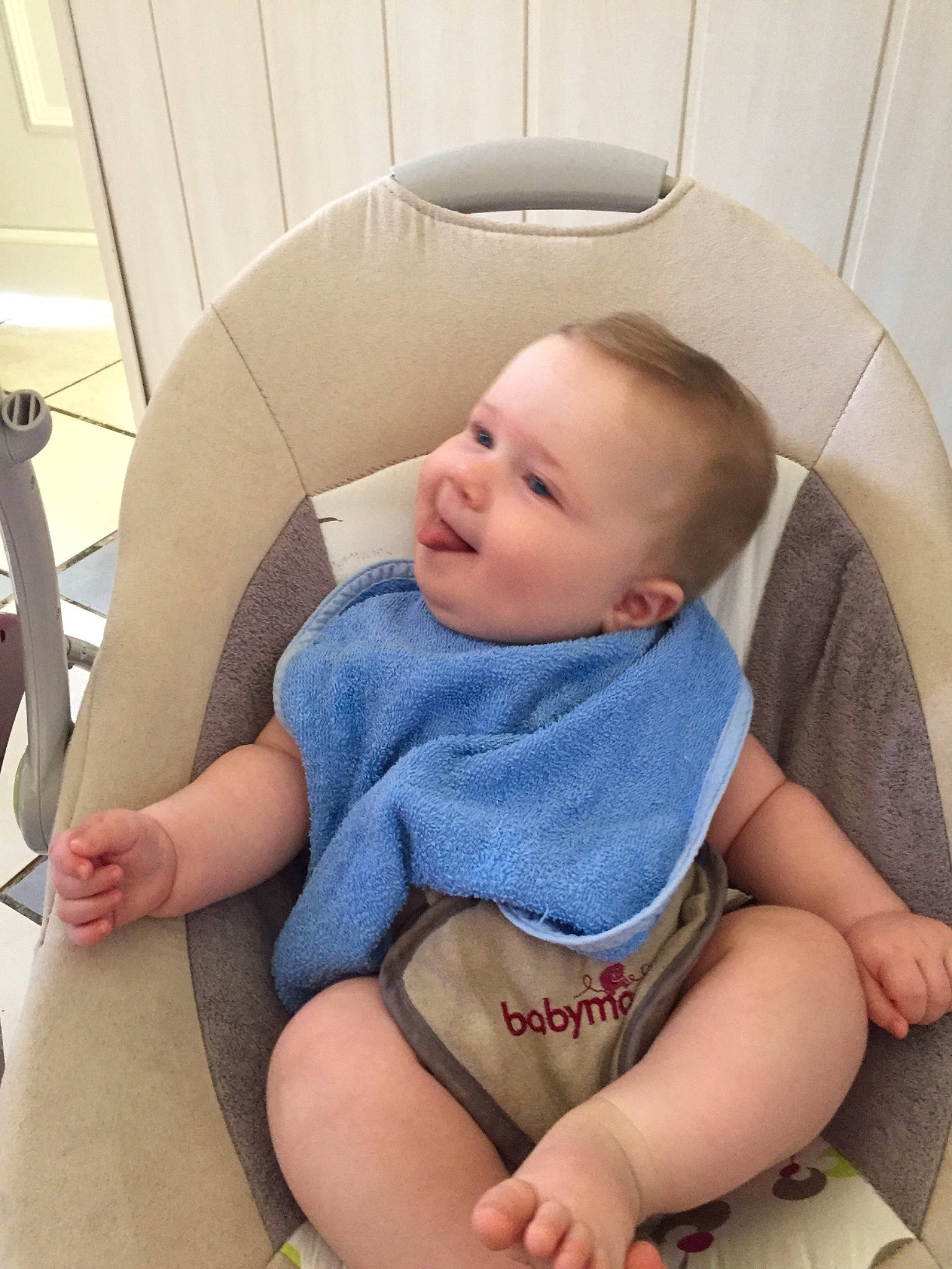 Djason participe au concours pour gagner de l'argent avec cette photo : armrest, baby, baby_products, baby_toddler_clothing, car_seat, child, comfort, finger, foot, lap, person, sock, thumb, toddler