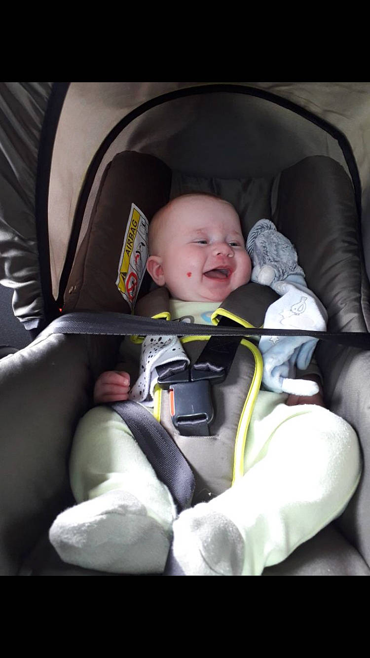 Djason a rejoint le concours — aidez-le/la à gagner de superbes lots ! baby, baby_carriage, baby_in_car_seat, baby_products, baby_safety, baby_sleeping, baby_toddler_clothing, car_seat, child, comfort, lap, person, product, seat_belt, toddler