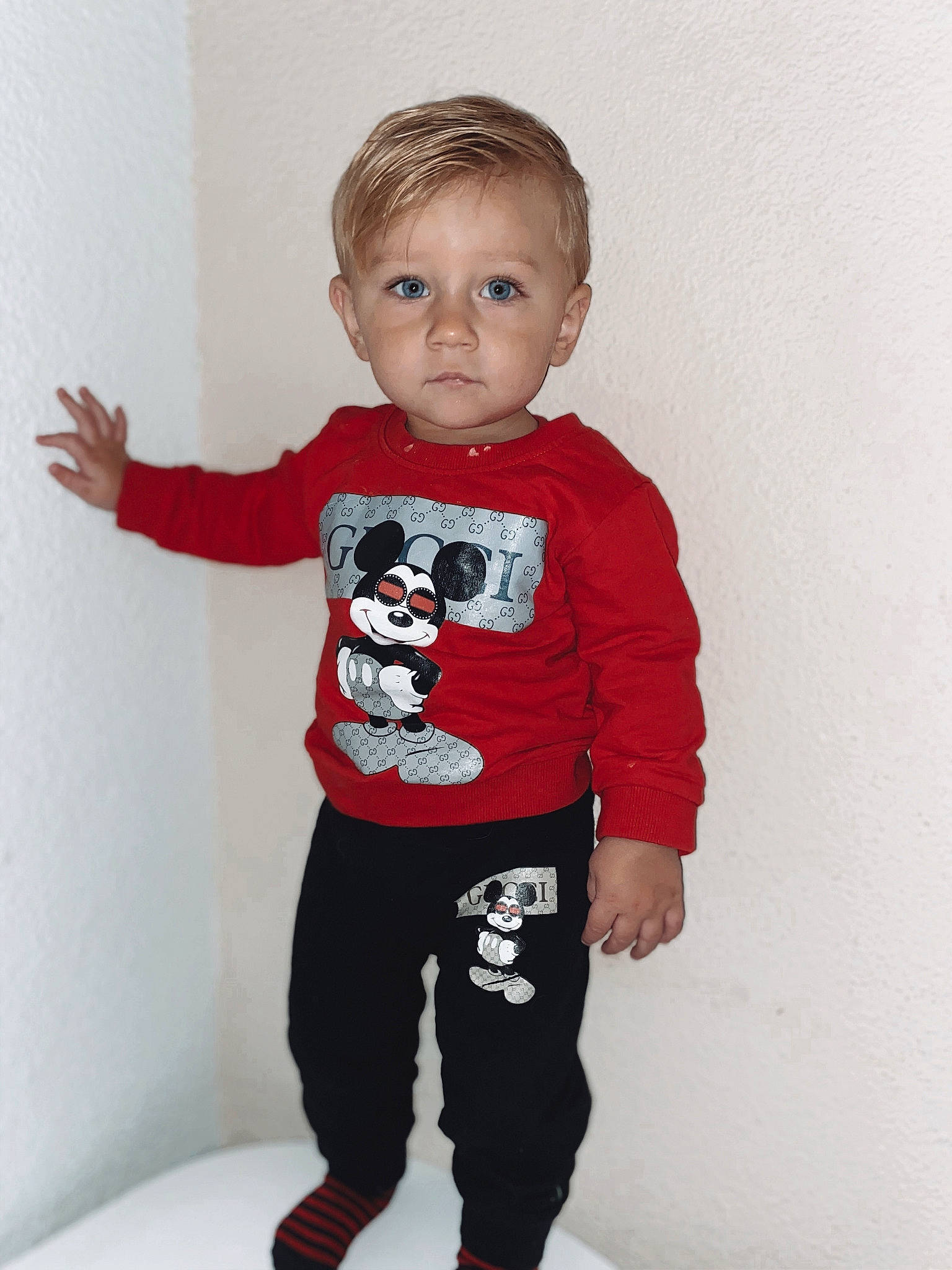 Owen participe au concours pour gagner de l'argent avec cette photo : arm, art, baby_toddler_clothing, carmine, child, clothing, facial_expression, fashion_design, gesture, hairstyle, happy, human_body, joint, knee, neck, pattern, person, shoulder, sleeve, t_shirt