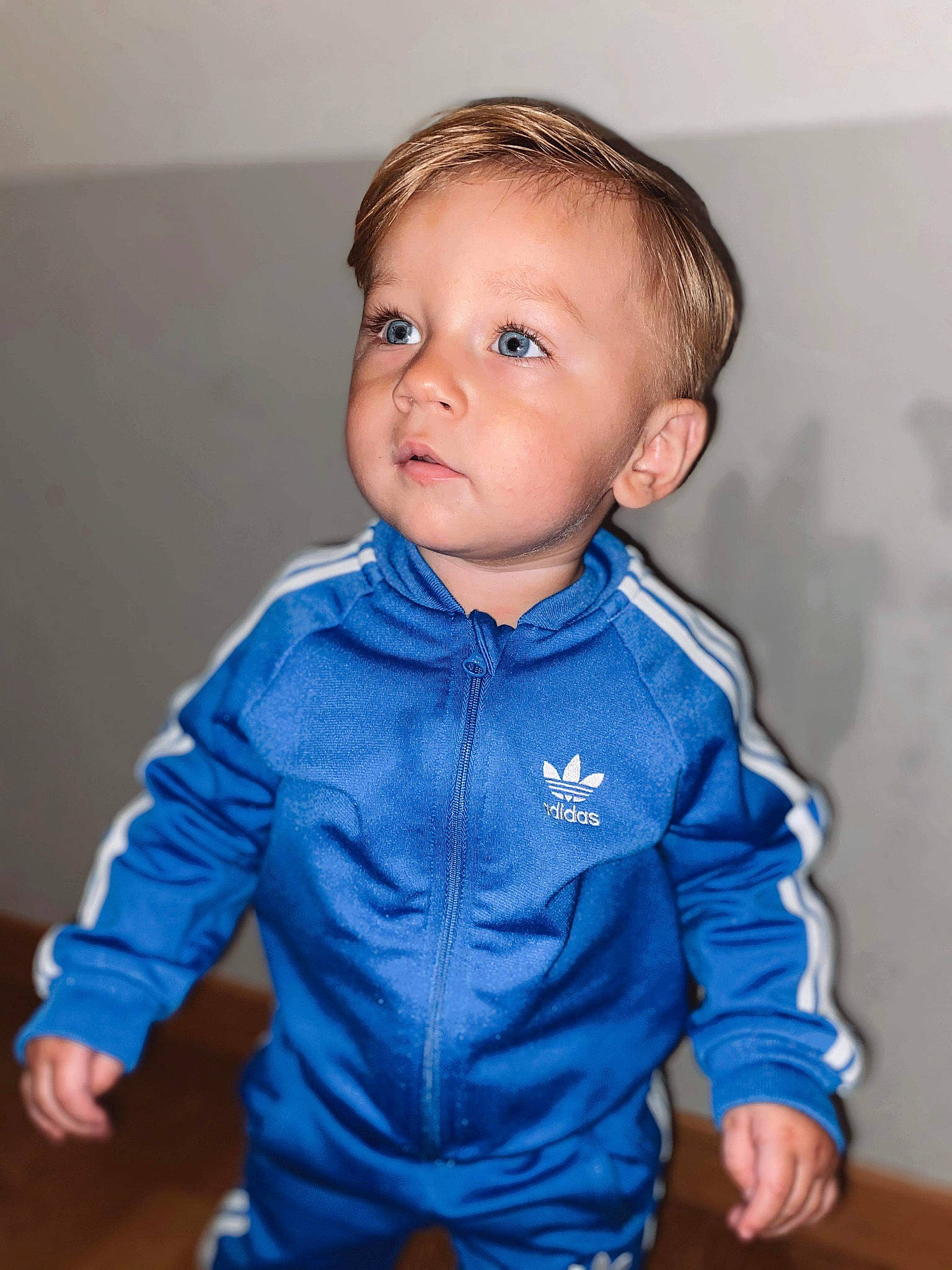 Owen participe au concours pour gagner de l'argent avec cette photo : baby, baby_toddler_clothing, cheek, chin, collar, denim, dress_shirt, electric_blue, eye, eyelash, gesture, happy, iris, nose, outerwear, person, skin, sleeve, t_shirt, toddler