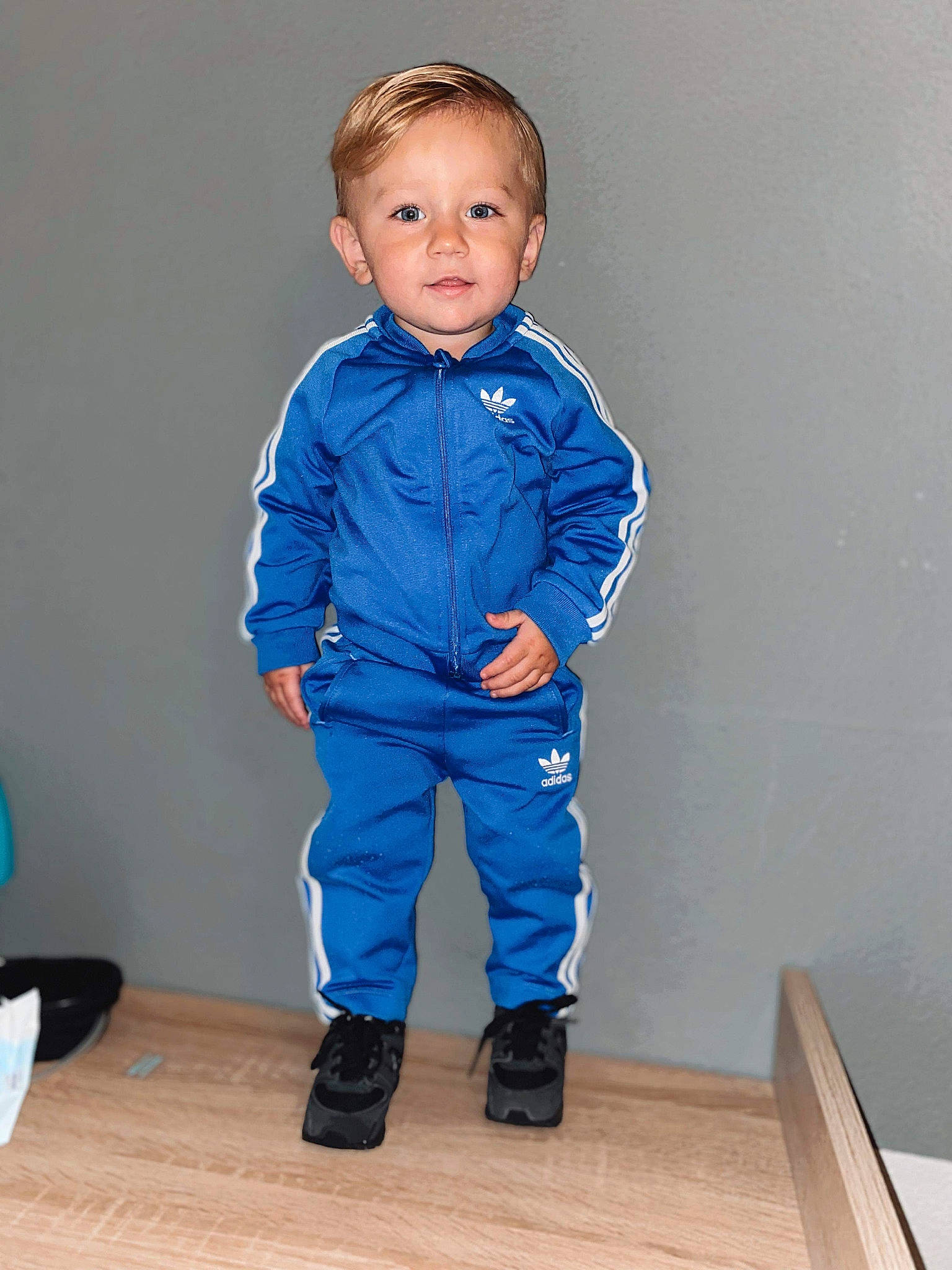 Owen a rejoint le concours — aidez-le/la à gagner de superbes lots ! baby_toddler_clothing, boot, denim, electric_blue, fashion_design, flooring, formal_wear, gesture, hair, hardwood, knee, neck, outerwear, pattern, person, sleeve, sportswear, t_shirt, toddler, waist