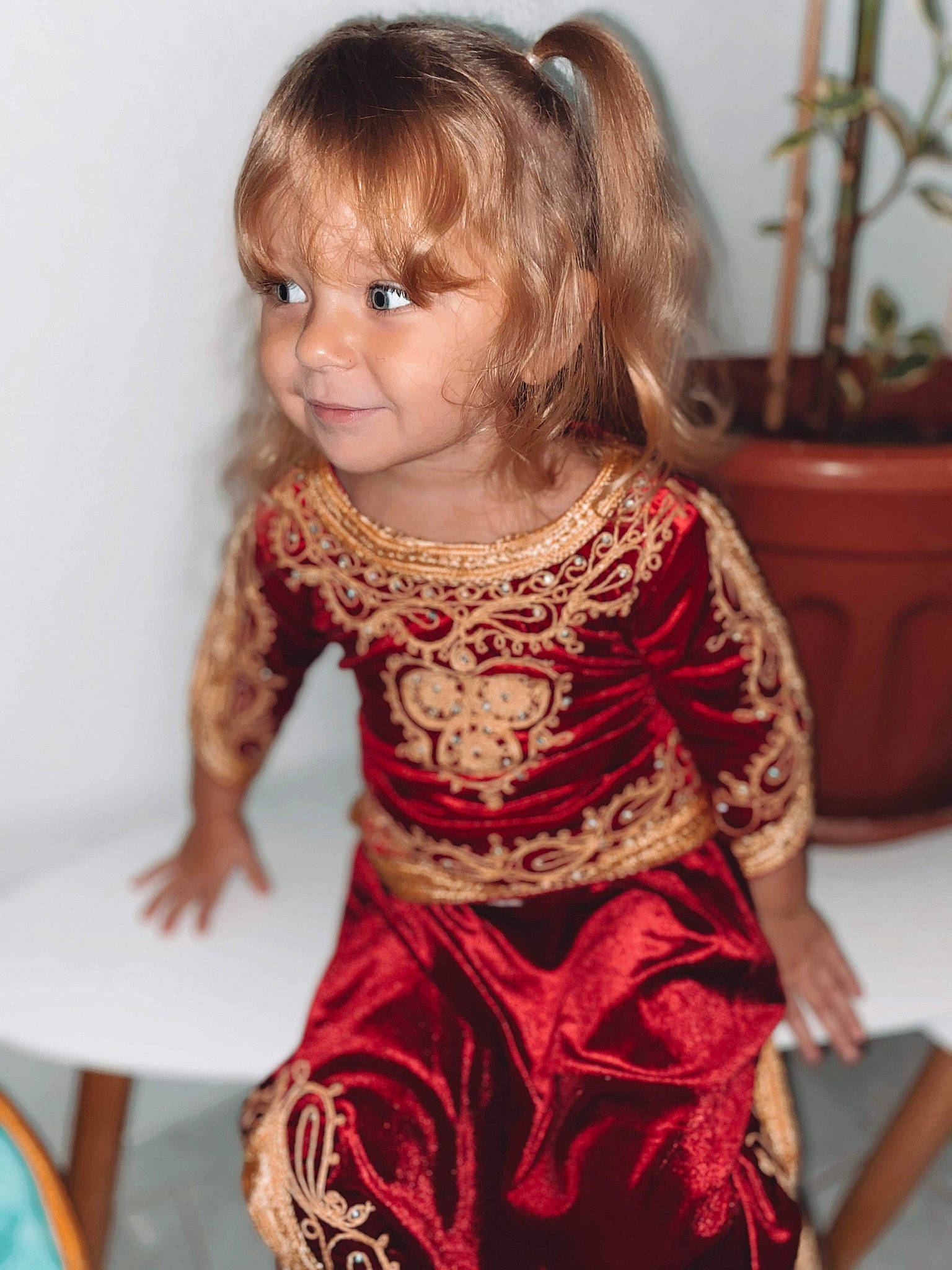 Shanna a rejoint le concours — aidez-le/la à gagner de superbes lots ! baby_toddler_clothing, cheek, dress, embellishment, face, fashion_design, flowerpot, hair, hairstyle, happy, head, houseplant, human_body, neck, person, plant, sleeve, smile, toddler, waist