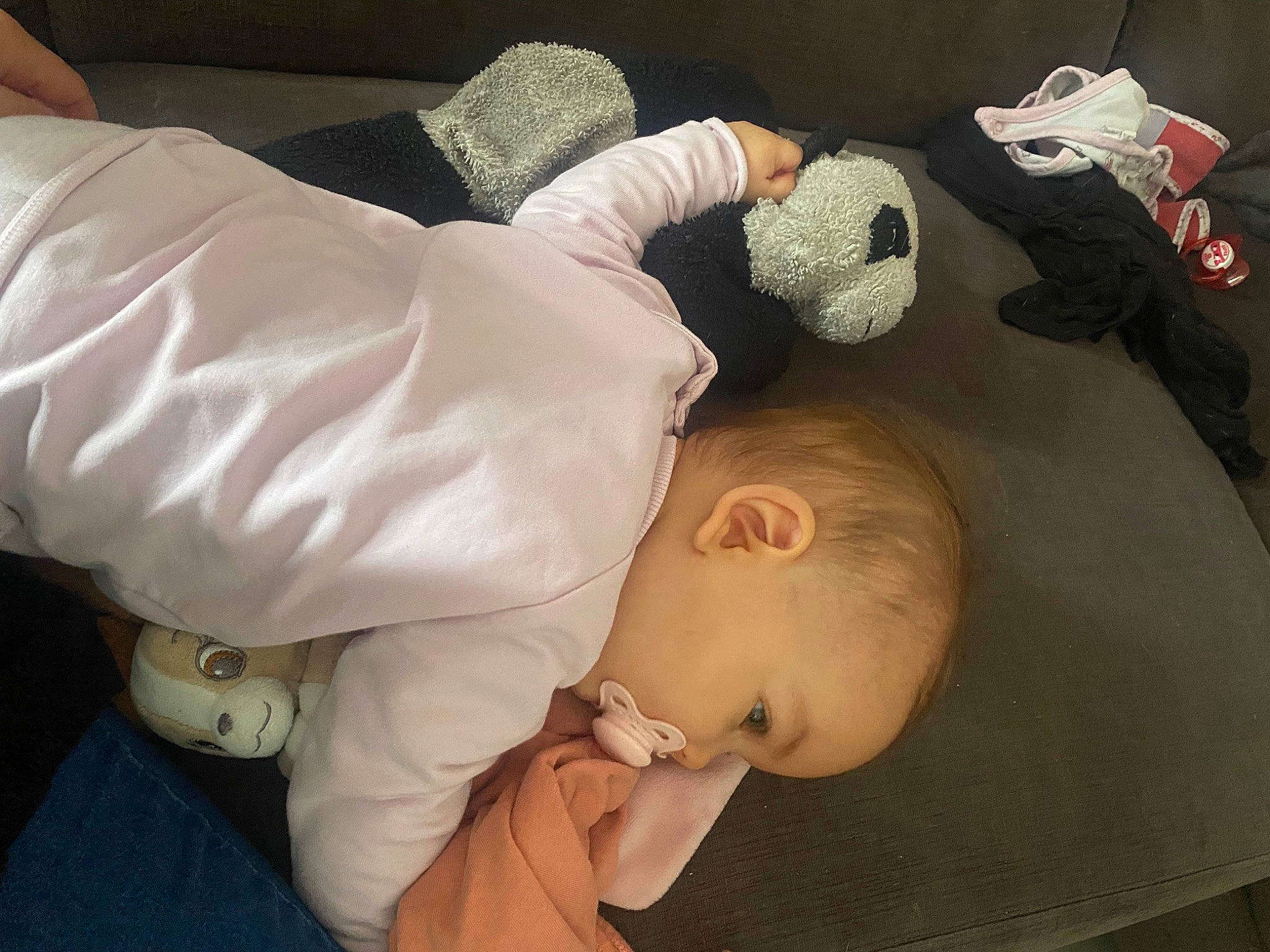 Kélyssa a rejoint le concours — aidez-le/la à gagner de superbes lots ! baby, baby_products, baby_safety, baby_sleeping, baby_toddler_clothing, bed, bedtime, child, comfort, gesture, infant_bed, linens, nap, person, sleep, thumb, toddler, watch