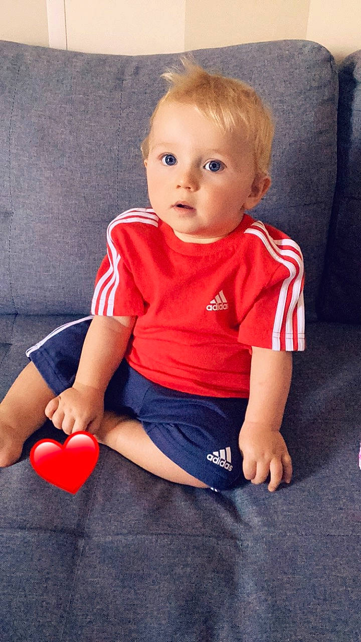 Myles a rejoint le concours — aidez-le/la à gagner de superbes lots ! baby_toddler_clothing, cheek, chin, comfort, couch, facial_expression, finger, floor, flooring, fun, hair, head, human_body, joint, knee, neck, person, shoulder, sleeve, t_shirt