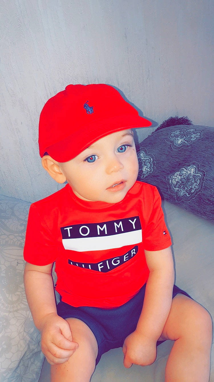 Dewis participe au concours pour gagner de l'argent avec cette photo : baby, baby_toddler_clothing, baseball_cap, cap, child, hat, headgear, headwear, person, t_shirt, toddler