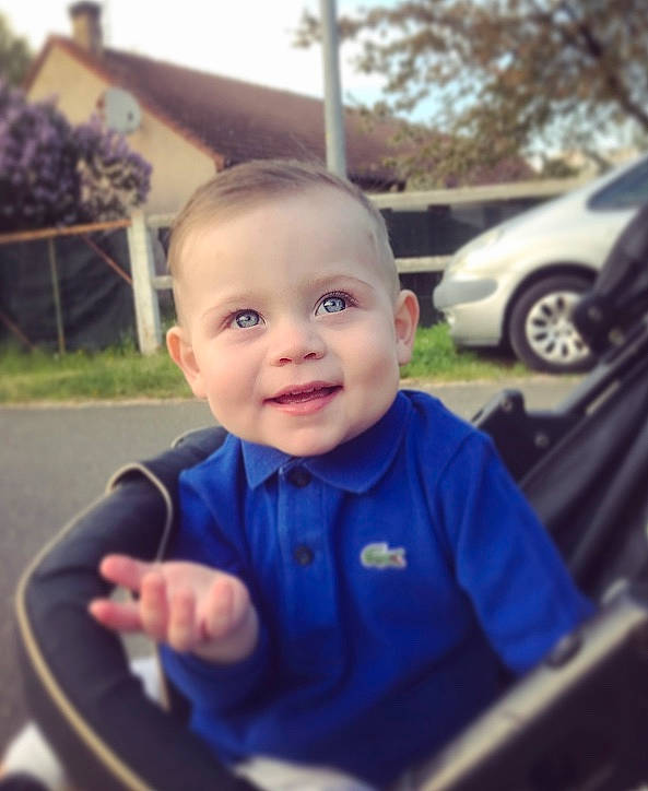 Dewis participe au concours pour gagner de l'argent avec cette photo : baby, blue, cheek, child, cool, eye, face, facial_expression, forehead, hair, hairstyle, head, joy, nose, people, person, product, skin, sky, smile