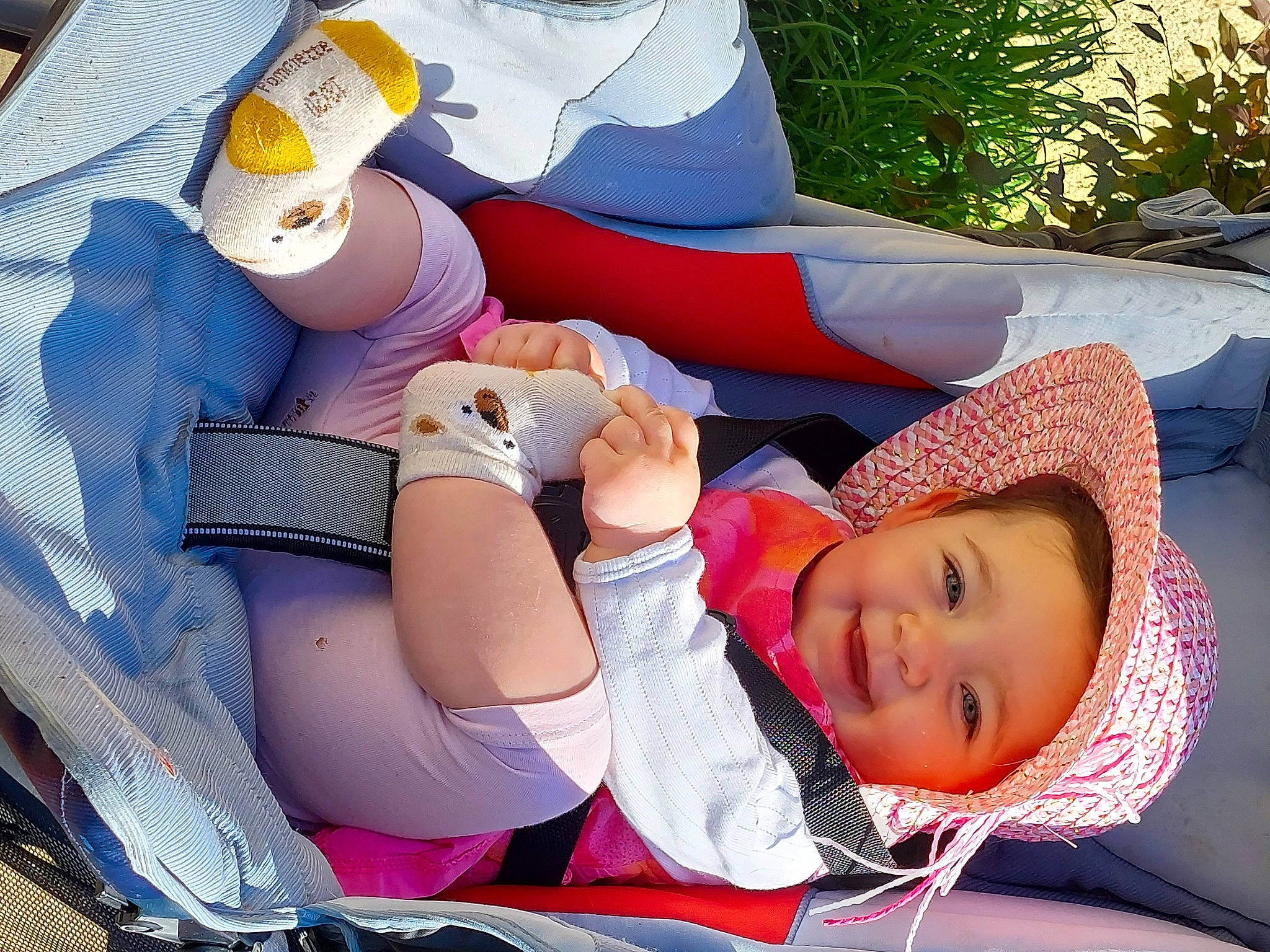 Lisa a rejoint le concours — aidez-le/la à gagner de superbes lots ! baby, baby_products, baby_toddler_clothing, child, comfort, foot, fun, happy, hat, headwear, human_leg, joy, lap, leisure, mouth, person, plant, recreation, smile, sun_hat