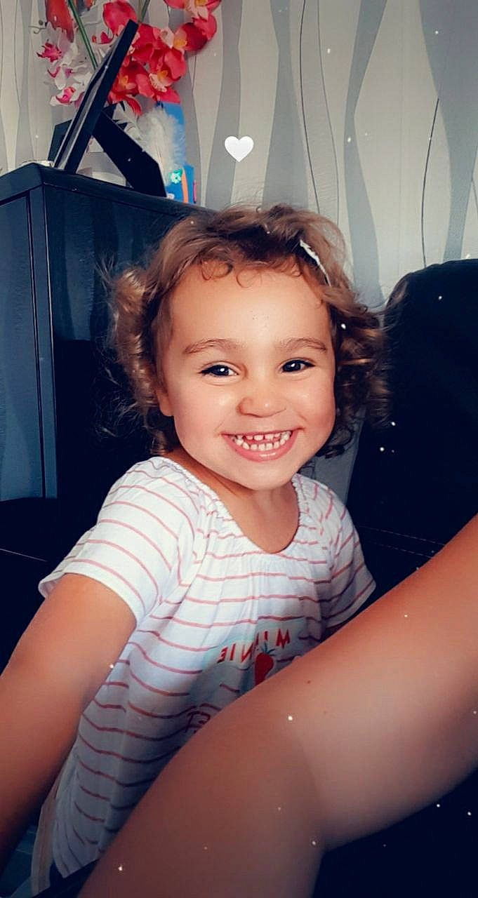 Laila participe au concours pour gagner de l'argent avec cette photo : baby_toddler_clothing, child, child_model, cool, eye, eyelash, facial_expression, hairstyle, happy, iris, joy, laugh, mouth, person, portrait_photography, shoulder, skin, smile, throat, toddler