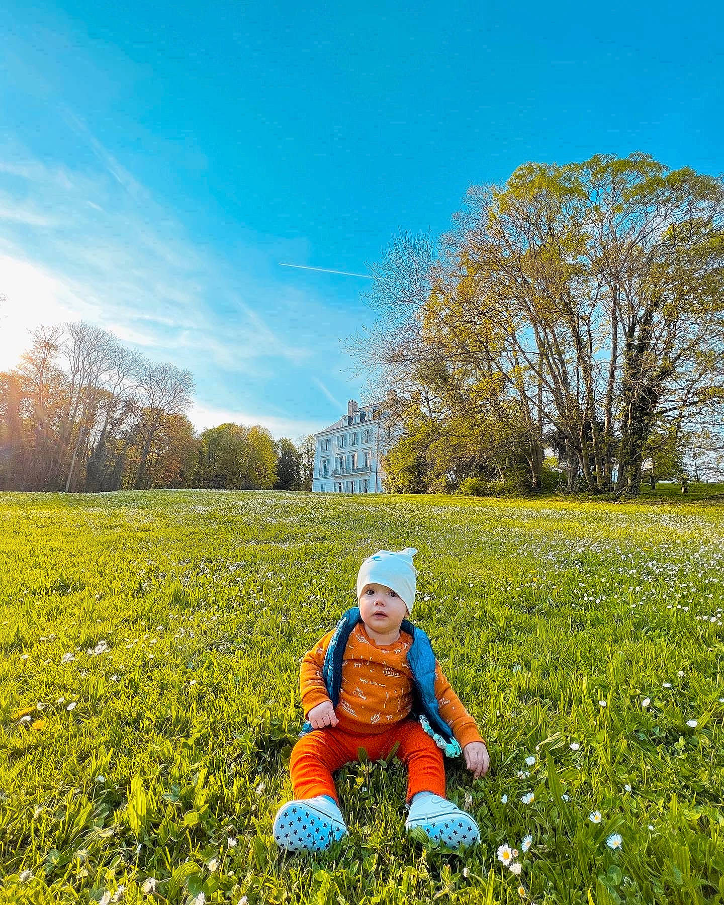 Mateo participe au concours pour gagner de l'argent avec cette photo : agriculture, clothing, cloud, flower, grass, grassland, groundcover, happy, hat, headwear, leaf, natural_environment, natural_landscape, nature, people_in_nature, person, plain, plant, rural_area, sky