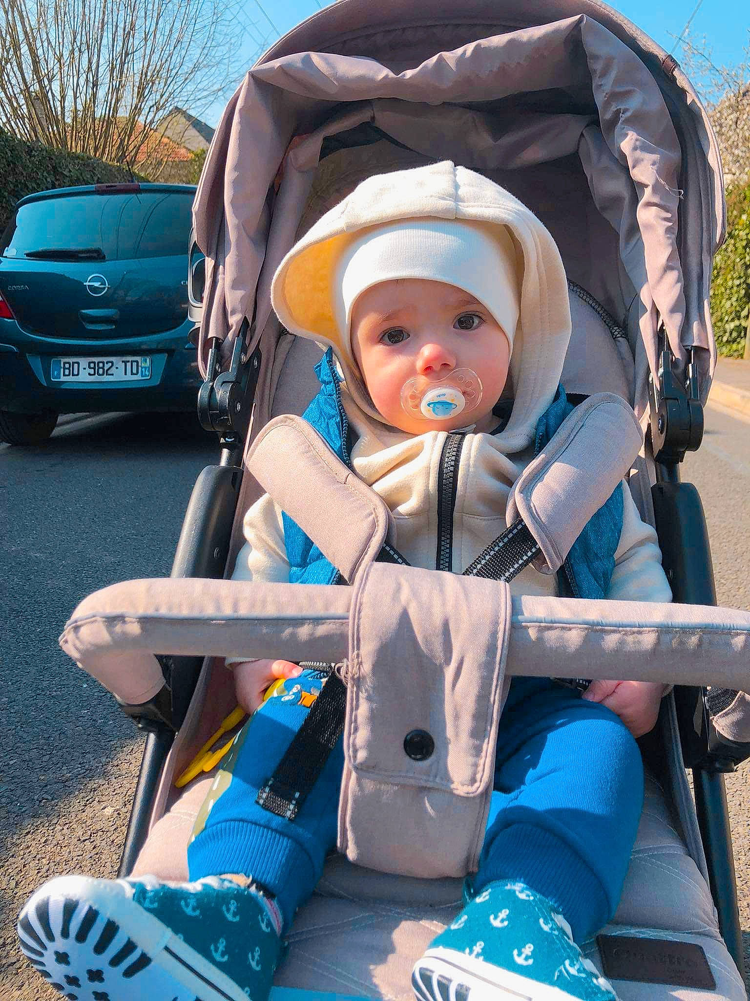 Matei a rejoint le concours — aidez-le/la à gagner de superbes lots ! automotive_design, azure, baby, baby_carriage, blue, bumper, electric_blue, fun, hat, headwear, leisure, motor_vehicle, person, public_space, recreation, sky, tire, toddler, travel, trunk