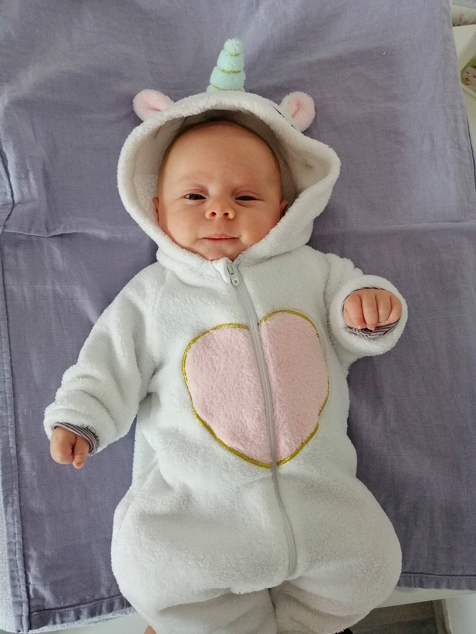 Klélya participe au concours pour gagner de l'argent avec cette photo : baby, baby_products, baby_toddler_clothing, child, ear, hoodie, infant_bodysuit, outerwear, person, pink, product, skin, sleeve, toddler