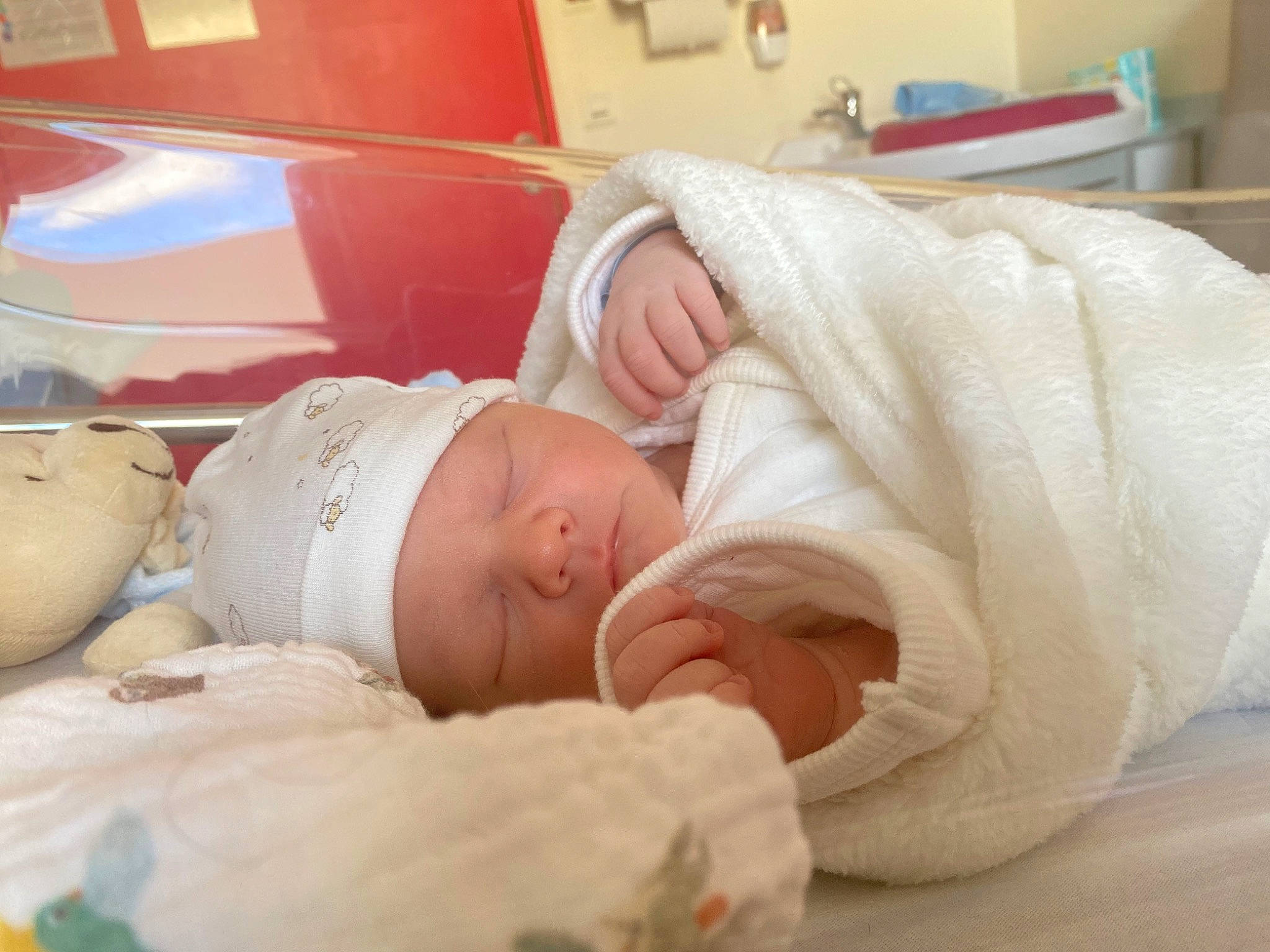 Gianni participe au concours pour gagner de l'argent avec cette photo : baby, baby_products, baby_safety, baby_toddler_clothing, child, childbirth, comfort, event, hat, headwear, health_care, hospital, hospital_bed, medical, medical_equipment, medical_procedure, person, room, service, skin