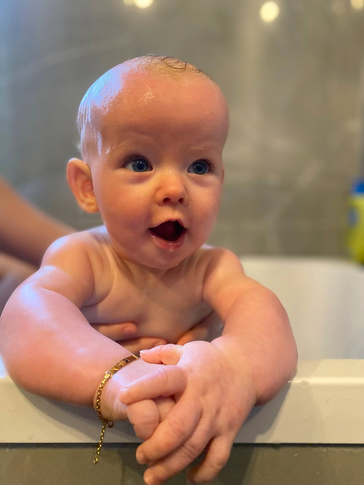 Gianni a rejoint le concours — aidez-le/la à gagner de superbes lots ! arm, baby, baby_bathing, bathing, bathtub, cheek, chest, eye, finger, gesture, happy, human_body, iris, lip, nail, nose, person, skin, smile, surprise